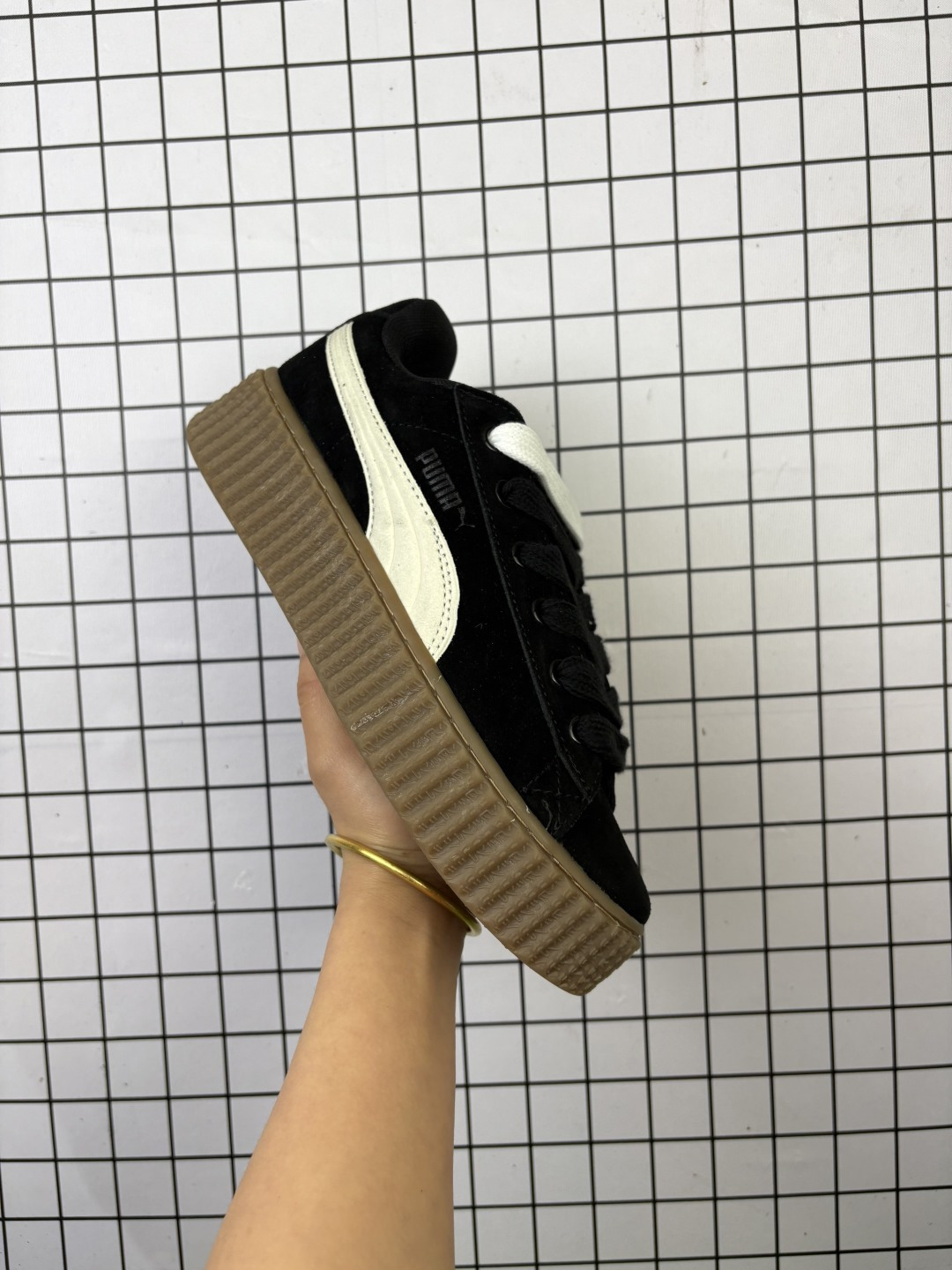 🈴💰120
彪马 蕾哈娜FENTY x PUMA Creeper Phatty 全新联名鞋款 中性运动鞋 女板鞋，采用品牌标志性的麂皮、厚底设计，搭配刚性橡胶「Creeper」外底；该鞋最新版本名为 FENTY x PUMA Creeper Phatty，它比以往来的更加巨大、更加大胆，还更加简洁， 该鞋具有超大结构、Stacked Gum 鞋底，共有「Black/White」、「Ultra-Bright Blue/Green」以及「Sweet Lavender/Cherry Red」3 款配色可以选择。金色肩带，饰有压花FENTY标志。

货号：396403 03
编码老男H
Size:35.5～45