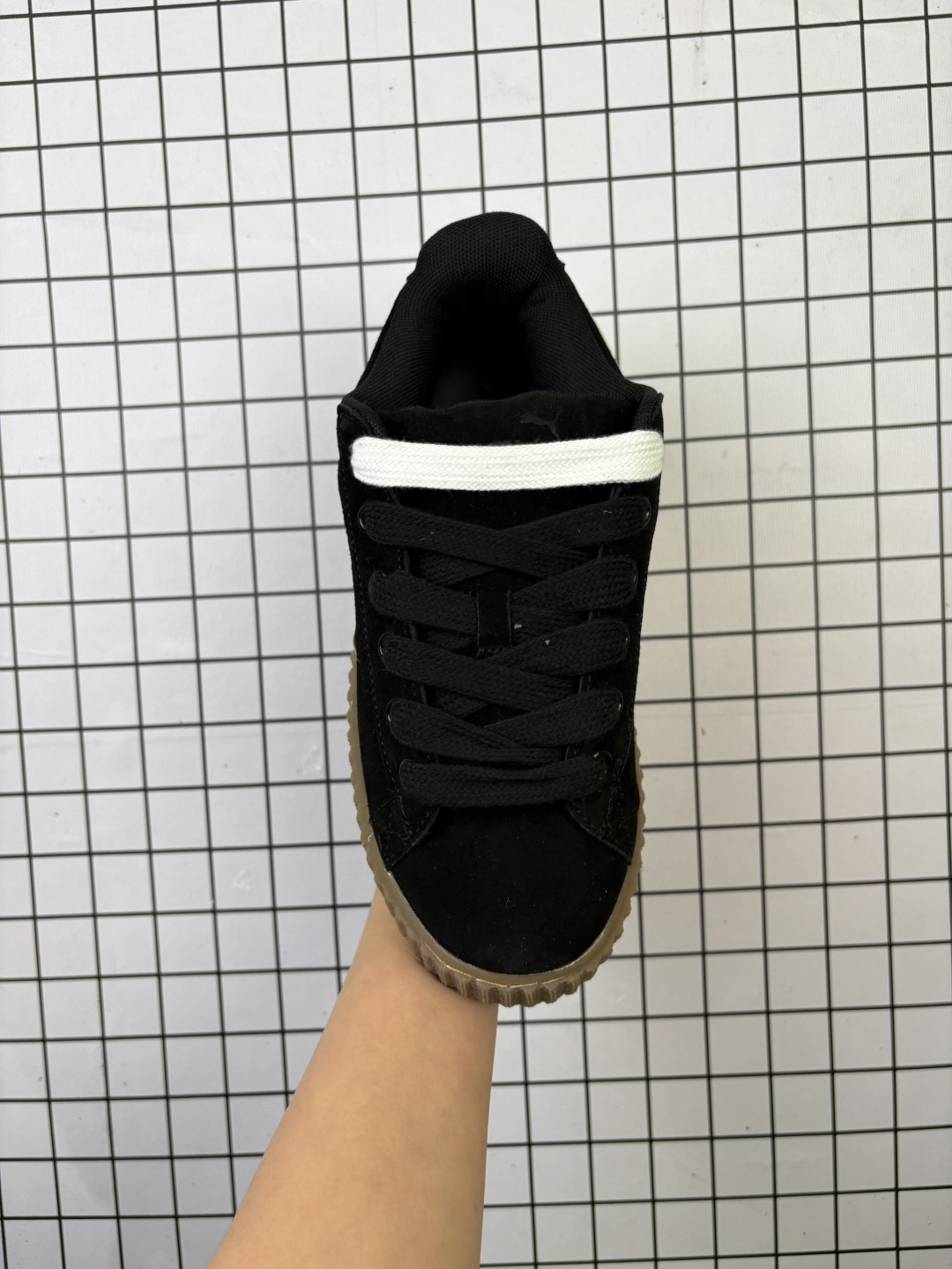 💰120
彪马 蕾哈娜FENTY x PUMA Creeper Phatty 全新联名鞋款 中性运动鞋 女板鞋，采用品牌标志性的麂皮、厚底设计，搭配刚性橡胶「Creeper」外底；该鞋最新版本名为 FENTY x PUMA Creeper Phatty，它比以往来的更加巨大、更加大胆，还更加简洁， 该鞋具有超大结构、Stacked Gum 鞋底，共有「Black/White」、「Ultra-Bright Blue/Green」以及「Sweet Lavender/Cherry Red」3 款配色可以选择。金色肩带，饰有压花FENTY标志。

货号：396403 03
编码老男H
Size:35.5～45