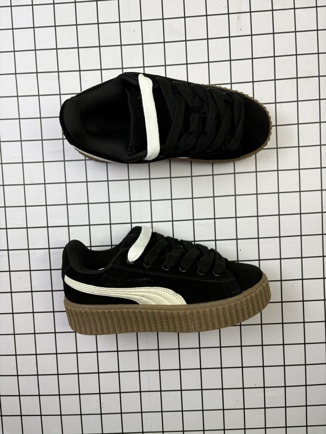 💰120
彪马 蕾哈娜FENTY x PUMA Creeper Phatty 全新联名鞋款 中性运动鞋 女板鞋，采用品牌标志性的麂皮、厚底设计，搭配刚性橡胶「Creeper」外底；该鞋最新版本名为 FENTY x PUMA Creeper Phatty，它比以往来的更加巨大、更加大胆，还更加简洁， 该鞋具有超大结构、Stacked Gum 鞋底，共有「Black/White」、「Ultra-Bright Blue/Green」以及「Sweet Lavender/Cherry Red」3 款配色可以选择。金色肩带，饰有压花FENTY标志。

货号：396403 03
编码老男H
Size:35.5～45