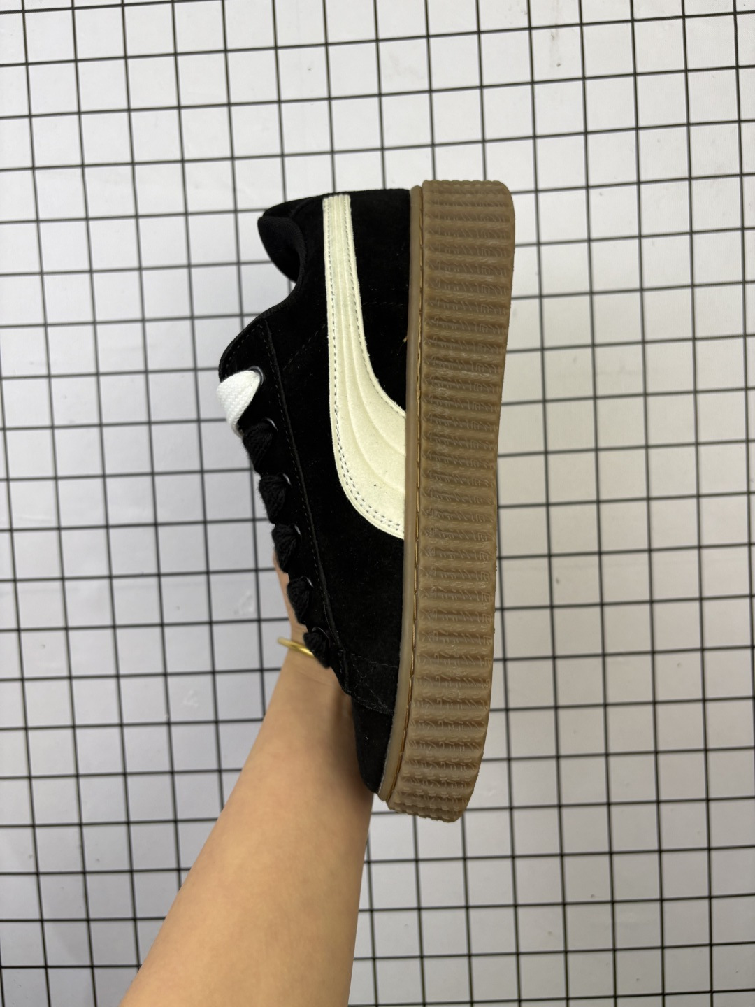 💰120
彪马 蕾哈娜FENTY x PUMA Creeper Phatty 全新联名鞋款 中性运动鞋 女板鞋，采用品牌标志性的麂皮、厚底设计，搭配刚性橡胶「Creeper」外底；该鞋最新版本名为 FENTY x PUMA Creeper Phatty，它比以往来的更加巨大、更加大胆，还更加简洁， 该鞋具有超大结构、Stacked Gum 鞋底，共有「Black/White」、「Ultra-Bright Blue/Green」以及「Sweet Lavender/Cherry Red」3 款配色可以选择。金色肩带，饰有压花FENTY标志。

货号：396403 03
编码老男H
Size:35.5～45