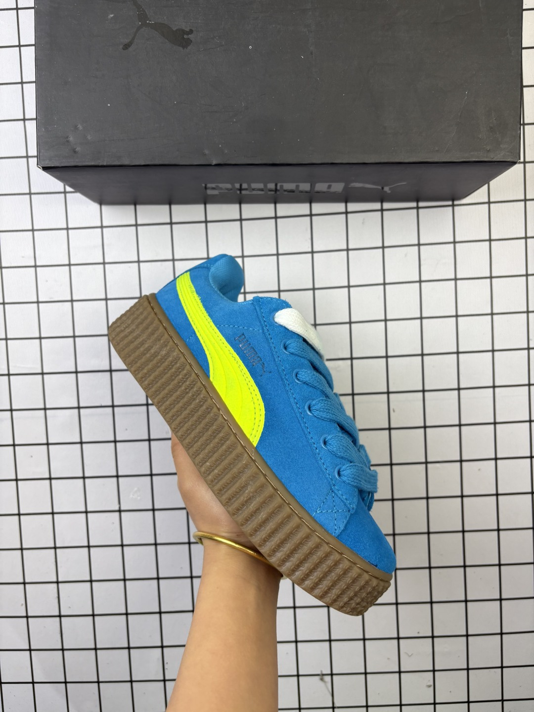 🈴💰120
彪马 蕾哈娜FENTY x PUMA Creeper Phatty 全新联名鞋款 中性运动鞋 女板鞋，采用品牌标志性的麂皮、厚底设计，搭配刚性橡胶「Creeper」外底；该鞋最新版本名为 FENTY x PUMA Creeper Phatty，它比以往来的更加巨大、更加大胆，还更加简洁， 该鞋具有超大结构、Stacked Gum 鞋底，共有「Black/White」、「Ultra-Bright Blue/Green」以及「Sweet Lavender/Cherry Red」3 款配色可以选择。金色肩带，饰有压花FENTY标志。

货号：396403 03
编码老男H
Size:35.5～45