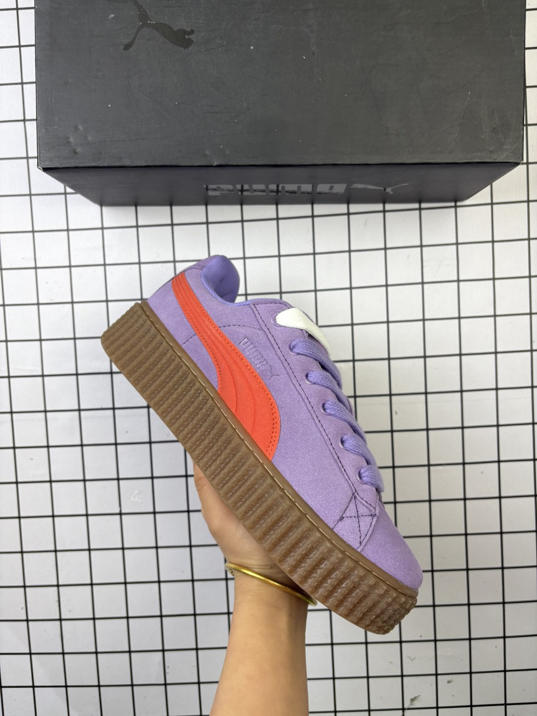 🈴💰120
彪马 蕾哈娜FENTY x PUMA Creeper Phatty 全新联名鞋款 中性运动鞋 女板鞋，采用品牌标志性的麂皮、厚底设计，搭配刚性橡胶「Creeper」外底；该鞋最新版本名为 FENTY x PUMA Creeper Phatty，它比以往来的更加巨大、更加大胆，还更加简洁， 该鞋具有超大结构、Stacked Gum 鞋底，共有「Black/White」、「Ultra-Bright Blue/Green」以及「Sweet Lavender/Cherry Red」3 款配色可以选择。金色肩带，饰有压花FENTY标志。

货号：396403 03
编码老男H
Size:35.5～45