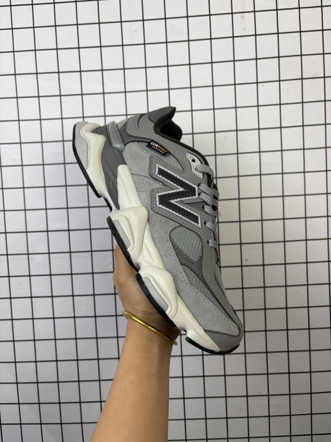 💰180
公司级✅New Balance 9060系列 新百伦 复古休闲运动慢跑鞋
鞋面大身由空间双格及磨砂鞋面拼接而生
采用大面积网眼以及麂皮材质覆盖鞋身 还原经典气质 搭载ABZORB避震科技 由泡沫聚酯制成 上脚可以有效减少由鞋底反弹对身体及双腿的冲击力
货号:U9060ORB
Size:36 37 37.5 38 38.5 39.5 40 40.5 41.5 42 42.5 43 44 45
编码688