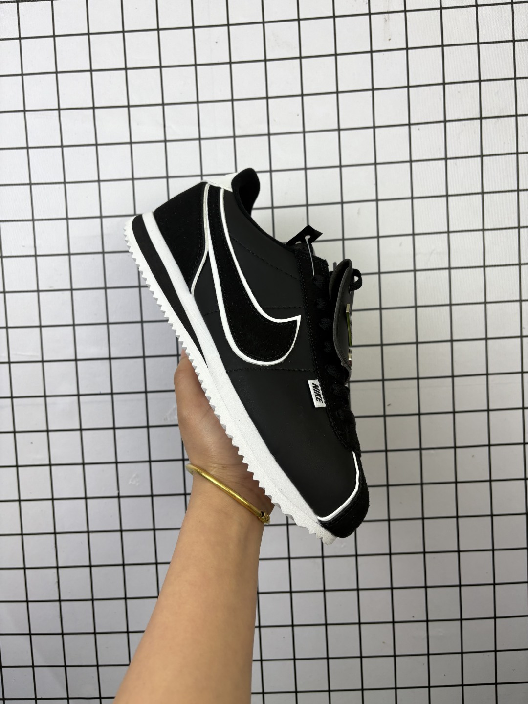 💰110
✅Nike Classic Cortez 全新配色
经典阿甘休闲跑步鞋 纯粹而执着的精神，使得Cortez种在了一代人的心里，无论是否喜欢它复古的鞋型，一双Nike Classic Cortez总是能让人难以抗拒，将他摆在鞋柜
货号：FQ0259-110
尺码：36 36.5 37.5 38 39 40 40.5 41 42 42.5 43 44 45 
编码57