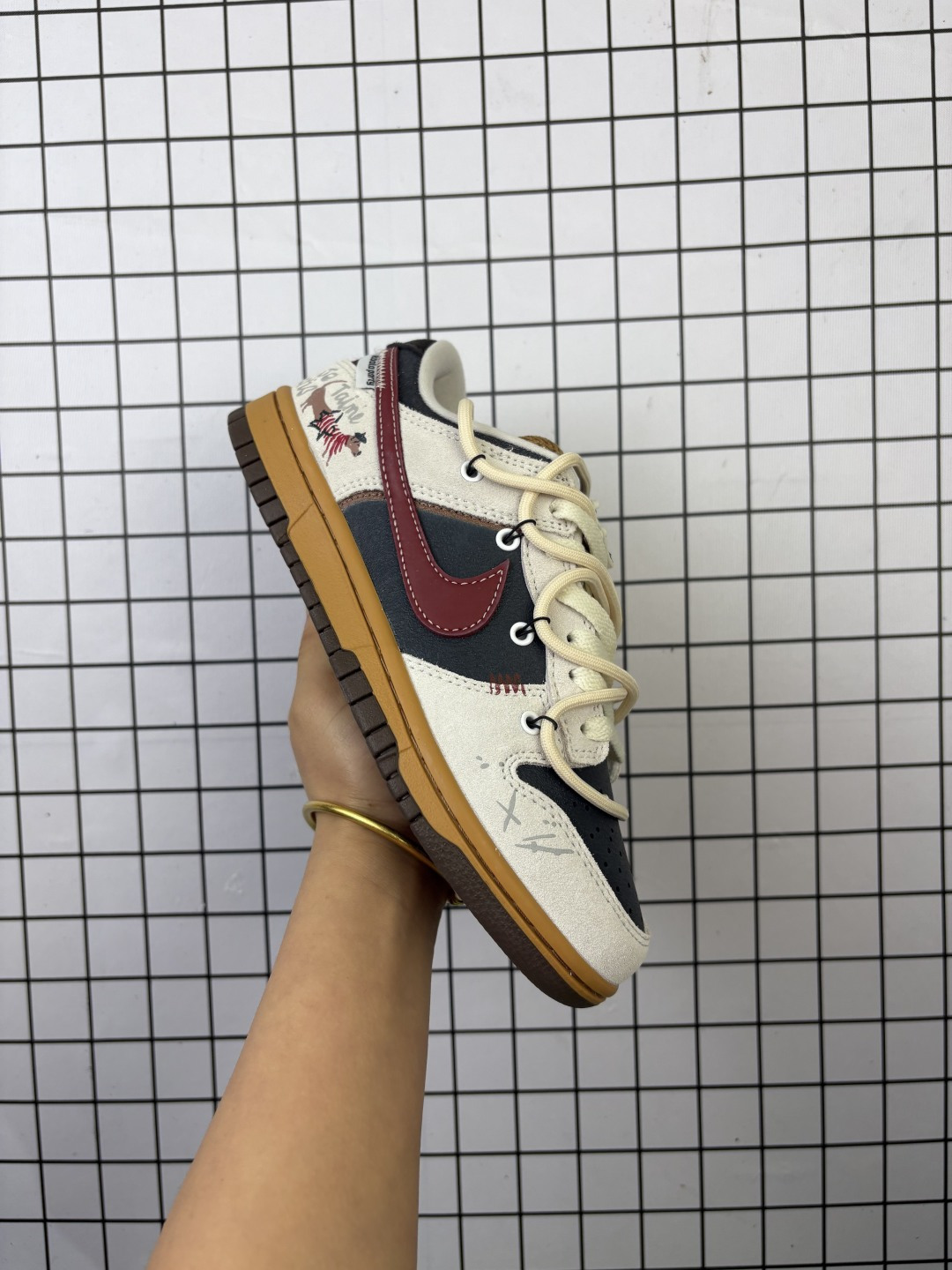 公司级✅耐克Nike Dunk Low 板鞋SB系列经典百搭休闲运动板鞋加厚鞋舌的填充,使舒适性大大提升,同时也更方便穿脱中底部分则加入了脚感柔软舒适ZoomAir气垫,有效吸收滑板等极限运动在落地时带来的冲击力,为街头运动者们提供更好的保护HQ3459 编码757