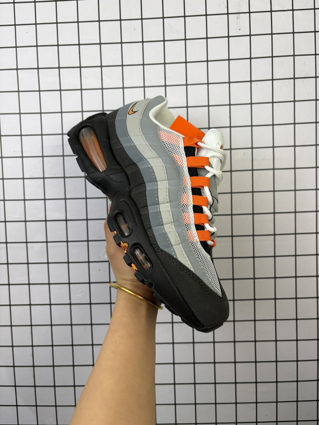 公司级✅NIKE AIR MAX 95 OG 耐克 气垫复古慢跑百搭鞋休闲运动鞋 这双鞋采用前脚掌开窗式气垫 这种设计在当时是前所未有的 鞋带孔的设计灵感来自人体肋骨 而鞋底支撑片则模仿了人体脊柱 甚至每个气垫的气压都有详细的标记 这种设计即使在今天看来 依然充满了科技感 货号:HM4740-005 编码旭D