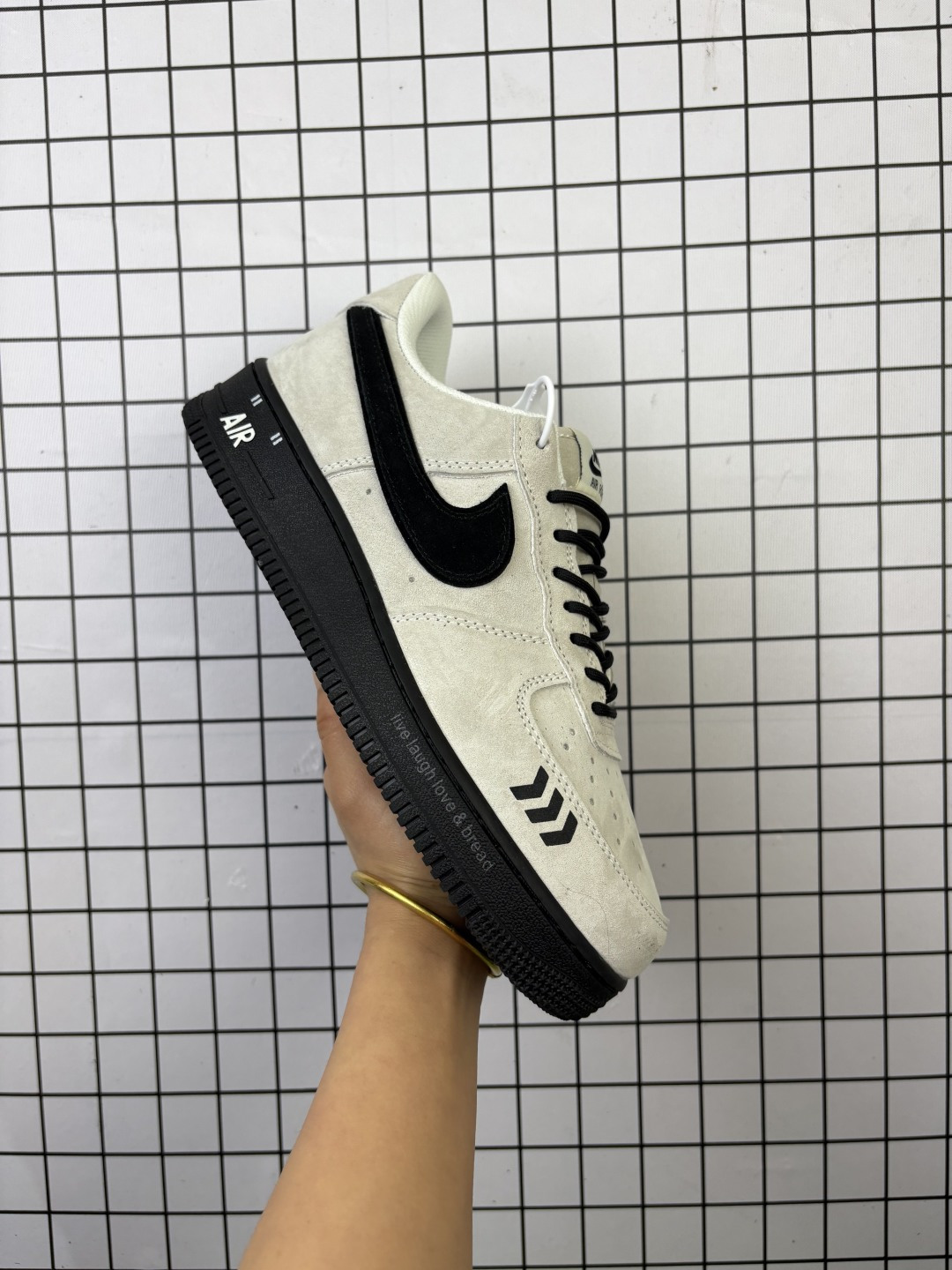 💰120
Nike/耐克 男女鞋真标半码制，升级原楦原纸版数据开发版型，采用翻毛皮鞋面材质，内置全掌Air Sole气垫❗官方新色，耐克Nike Air Force 1 SK8 Low空军一号低帮经典百搭休闲运动板鞋“翻毛蓝沙黑底 HQ1966-200

类型：男女鞋
码数：36 36.5 37.5 38 38.5 39 40 40.5 41 42 42.5 43 44 45
编码：770