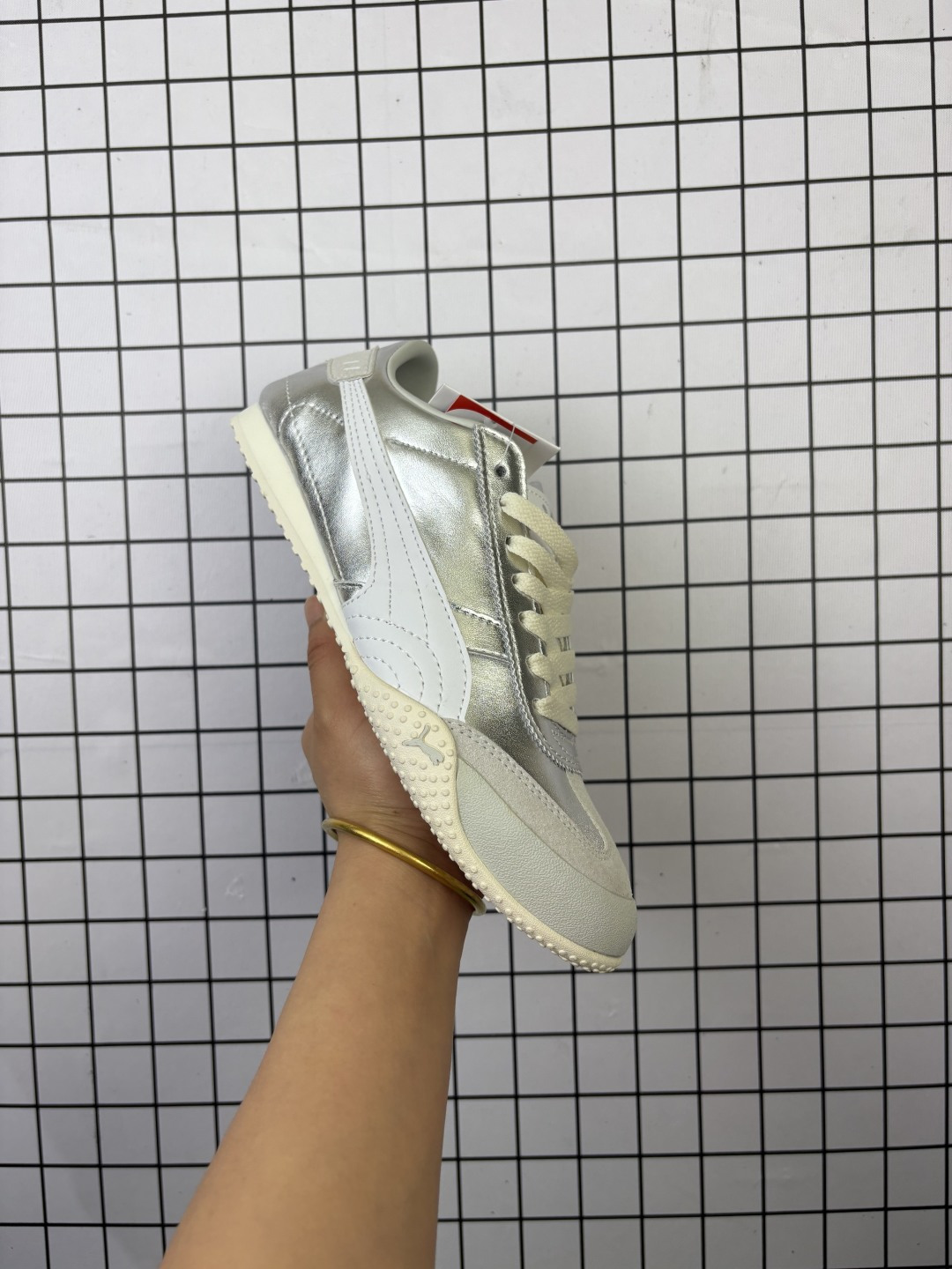 💰90
PUMA/彪马 男女鞋半码制，采用环保绒面革鞋面材质，外置轻量耐磨橡胶大底❗️薄底鞋成为潮人必备!彪马Puma Speedcat LS"Dark Myrtle White"极速赛车系列低帮德训风拼接复古百搭休闲运动赛车鞋“ 401657

类型：男女鞋
码数：36 37 38 38.5 39 40 40.5 41 42 42.5 43 44 45
编码元