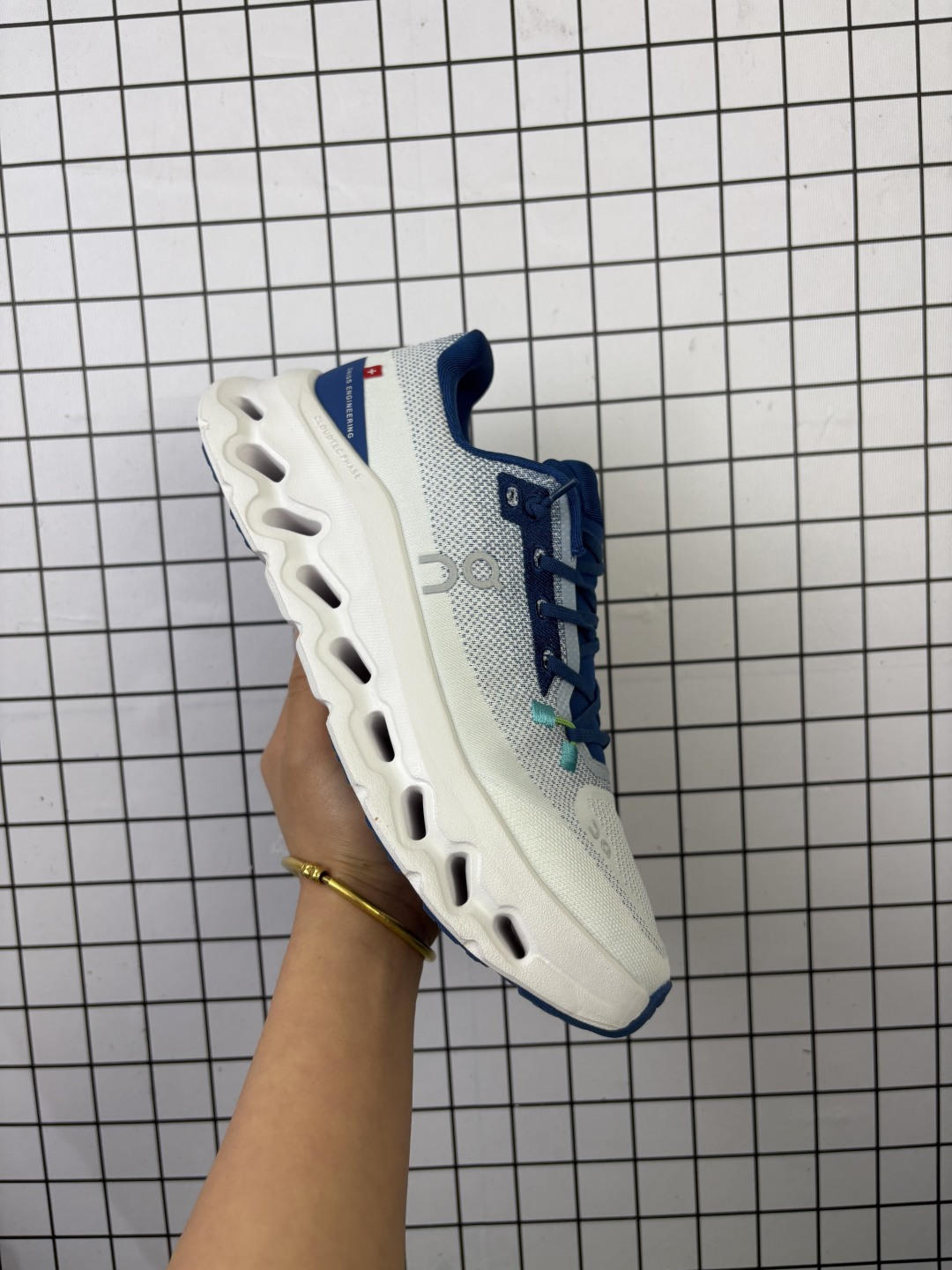 💰120
昂跑(On)训练鞋Cloudtitl 2025新品 男女同款防水缓震徒步鞋 厚底增高运动老爹鞋。缓震性能提升‌：Cloudtilt 采用了先进的缓震技术，能够有效减少跑步时对关节的冲击，保护运动者的健康。其独特的缓震系统设计能够提供稳定的支撑，确保跑者在跑道上尽情释放潜能‌1。‌透气性和舒适性‌：这款运动鞋注重透气性和舒适性，采用轻盈透气的材料，确保双脚在奔跑中感受自由和快感。紧密贴合脚型的设计，提供稳定的支撑，让跑者在奔跑中更加自如‌1。‌耐用性和耐磨性‌：鞋底采用了临界耐磨防滑科技，无论是在野外石子路、橡胶路还是公园、柏油马路，都能起到很好的缓震和耐磨效果，提高回弹性和减震性‌2。‌设计细节‌：Cloudtilt 在设计中融入了人体工程学原理，确保跑步时的舒适性和效率。鞋底设计了重力引导线和领口设计，有效分散压力，缓震流动性更好，特别适合爬山、跳跃等活动‌2。‌适用场景‌：这款运动鞋适合多种运动场景，无论是晨跑、夜跑还是马拉松比赛，都能助你发挥出最佳水平，轻松超越自我‌1。总之，Cloudtilt 动鞋以其极致轻盈、超强缓震和舒适透气的设计，成为跑步爱好者的理想选择。  

尺码：36-45含半码
编码698