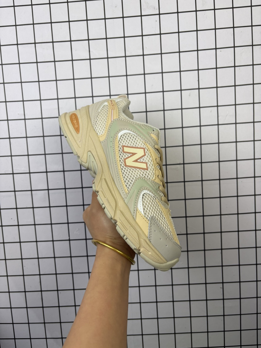 💰90
【真标】新百伦 NB530 New Balance 530 复跑古鞋 厚底增高老爹鞋 缓震运动慢跑鞋。NB530这鞋双确实是NB家经复典古款式之一，以全科新技诠释，成打功造530鞋款。鞋面保在持530基本线条和片层构结的同时，采更用为简洁、流畅设的计语言 。

类型：男女鞋
货号：U530SUA
尺码：36-45含半码
编码698