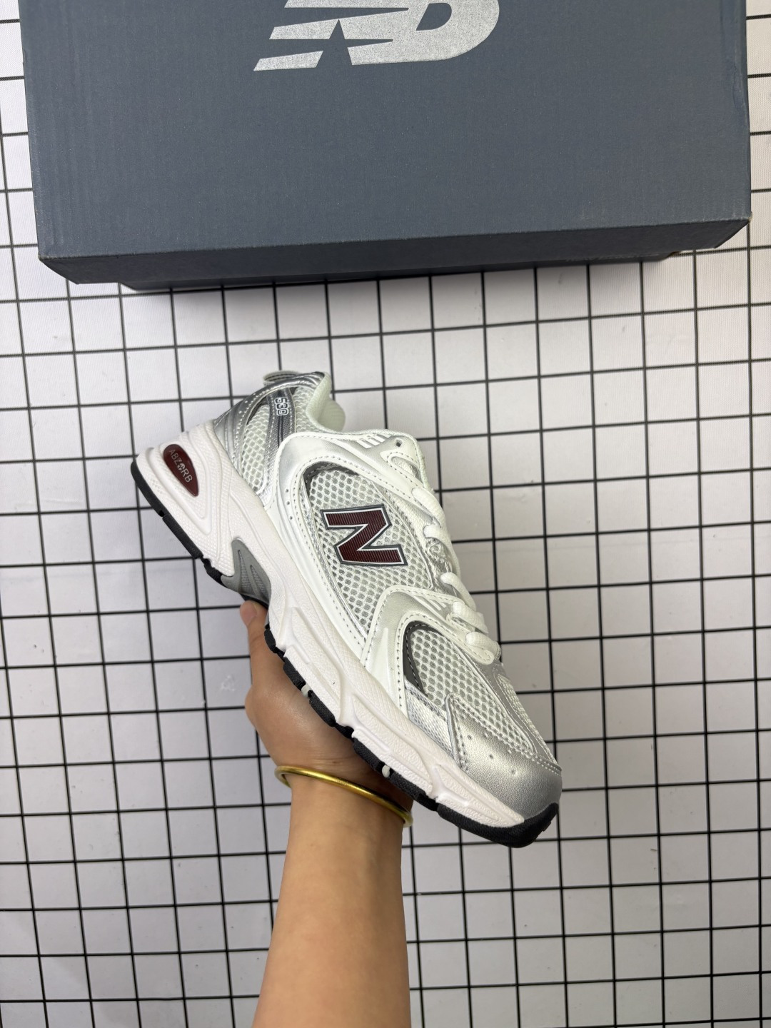 🈴💰90
【真标】新百伦 NB530 New Balance 530 复跑古鞋 厚底增高老爹鞋 缓震运动慢跑鞋。NB530这鞋双确实是NB家经复典古款式之一，以全科新技诠释，成打功造530鞋款。鞋面保在持530基本线条和片层构结的同时，采更用为简洁、流畅设的计语言 。

类型：男女鞋
货号：U530SUA
尺码：36-45含半码
编码698