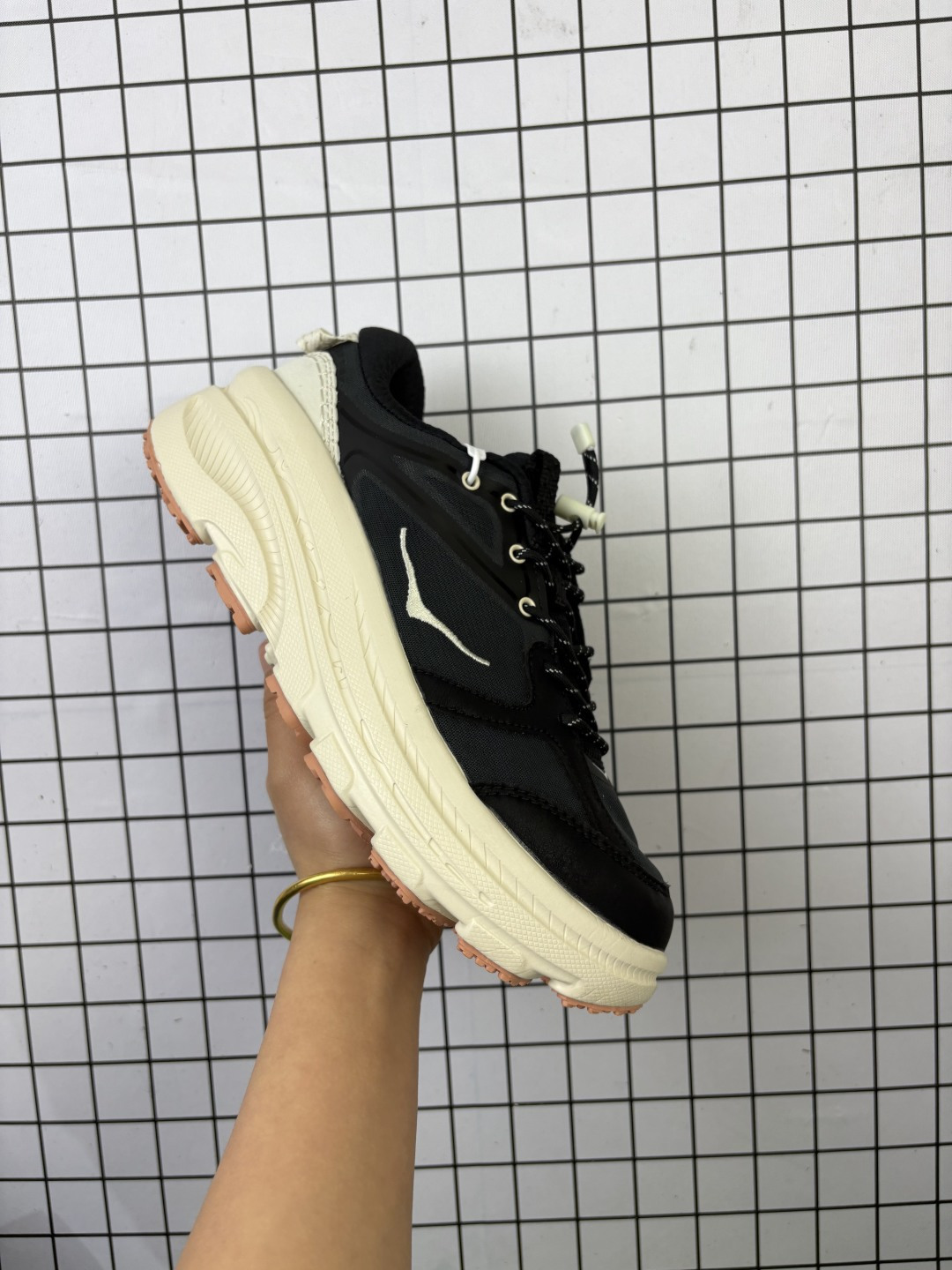 💰140
【新品🔥公司级】HOKA ONE ONE Bondi B3LS联名运动鞋HOKA ONE ONE BONDI B3LS 舒适防滑耐磨 低帮跑步鞋 男女同款运动鞋 出色的缓震性能：适合长距离跑步和日常穿。舒适的脚感：鞋面多采用透气网眼布材质，柔软舒适且贴合脚型，鞋舌和领口的衬垫设计，进一步提升穿着舒适度，减少摩擦。时尚的外观：既适合运动场合，也可搭配日常服饰。

尺码:  36-46含半码
编码: 老男H