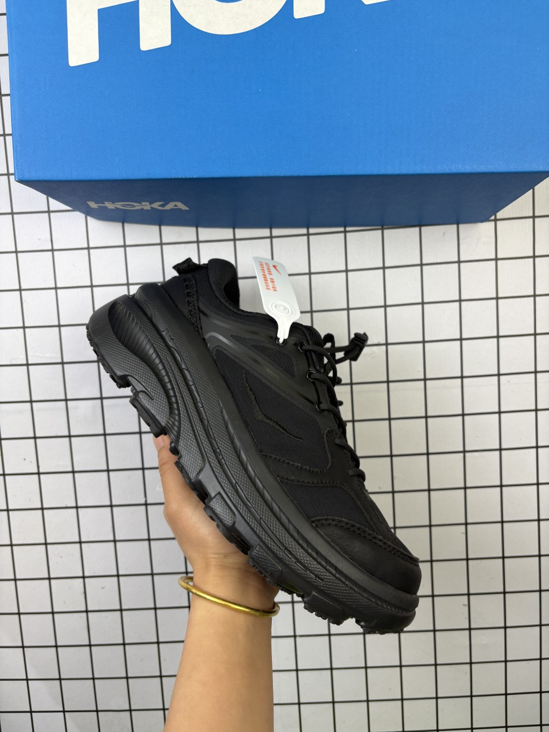 🈴💰140
【新品🔥公司级】HOKA ONE ONE Bondi B3LS联名运动鞋HOKA ONE ONE BONDI B3LS 舒适防滑耐磨 低帮跑步鞋 男女同款运动鞋 出色的缓震性能：适合长距离跑步和日常穿。舒适的脚感：鞋面多采用透气网眼布材质，柔软舒适且贴合脚型，鞋舌和领口的衬垫设计，进一步提升穿着舒适度，减少摩擦。时尚的外观：既适合运动场合，也可搭配日常服饰。

尺码:  36-46含半码
编码: 老男H