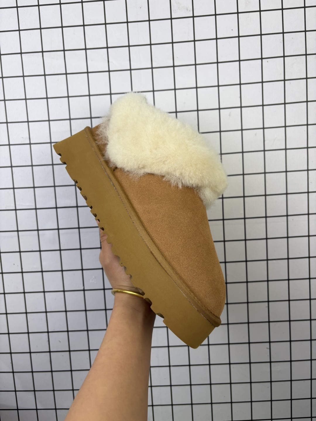 UGG 棉拖 雪地靴 俏皮可爱的百变造型 大毛领, 美国轻奢品牌🐑UGG 平底系列冬季雪地休闲保暖家居包头棉拖鞋.官方同步包装 检验标 材料采用原厂防污防水皮料 防滑耐磨轻翼大底 潮流百搭 英伦风 舒适拖鞋 秋冬休闲厚底时尚女鞋 保暖性能十足 严寒季节保暖神器. -41 货号:IUMT1024 编码688