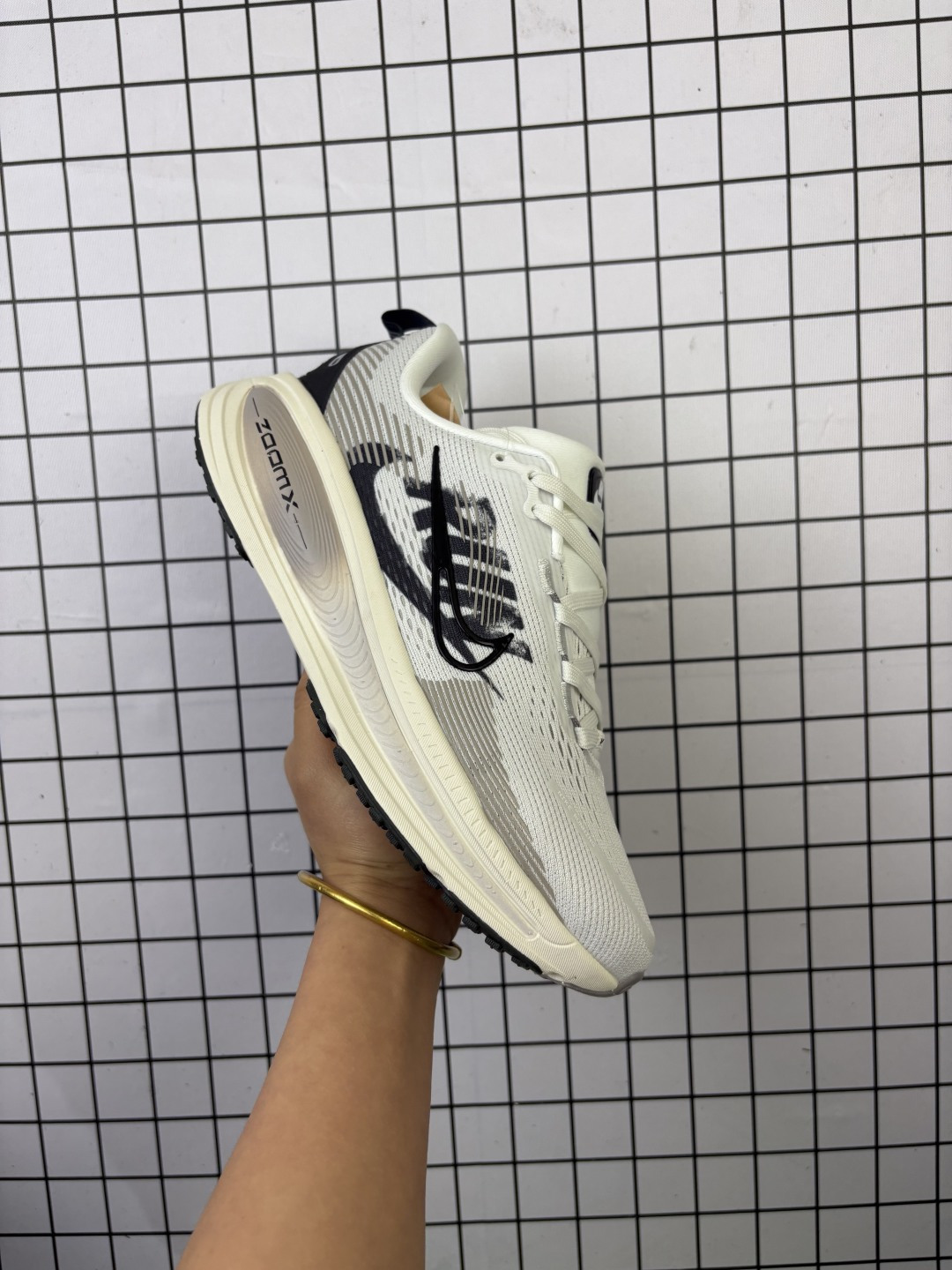 💰110
耐克 Nike Vomero 18 厚底增高老爹运动跑步鞋。全新 Vomero 提供比以往更多的緩衝效能以及該系列有史以來最高的鞋底高度，結合 Nike 的 ZoomX 和 ReactX 泡棉打造雙層緩衝設計，實現出色奔馳體驗。Vomero 18 在設計時，從舒適性和緩衝機能，到耐久性和風格等每個面向，都考量到男女性的意見分析和偏好。Nike 全新推出 Vomero 18，邀請所有跑者體驗非凡緩震和舒適腳感，為路跑鞋設下嶄新標準。優質版型是根據跑者的需求和精密分析而設計，巧妙平衡順暢腳感和柔軟度，塑造舒適至上的輕盈感受，適合所有性別。全新 Vomero 採用 ZoomX 全掌式泡棉，搭配鞋跟和前足的 ReactX 泡棉，為跑者帶來雙重緩震效果，締造出色邁步體驗。 協調的層疊泡棉提供比以往更多的緩衝效能，此版型的鞋底高度增加至 46 公釐，比上一代高出 6 公釐，創下 Vomero 系列新高。非凡緩震性能塑造理想的日常跑步體驗，從初次嘗試跑步的新手，到想要增加跑步里程的資深跑者，再到正在進行賽後恢復的選手，這款舒適柔軟的鞋款可為各種程度的運動員帶來全天候舒適腳感。「跑者們認為出色的緩震機能應該能帶來柔軟舒適的體驗，緩和足底與地面之間的衝擊力。

货号:  IB5726
尺码:  36-45含半码
编码:  688