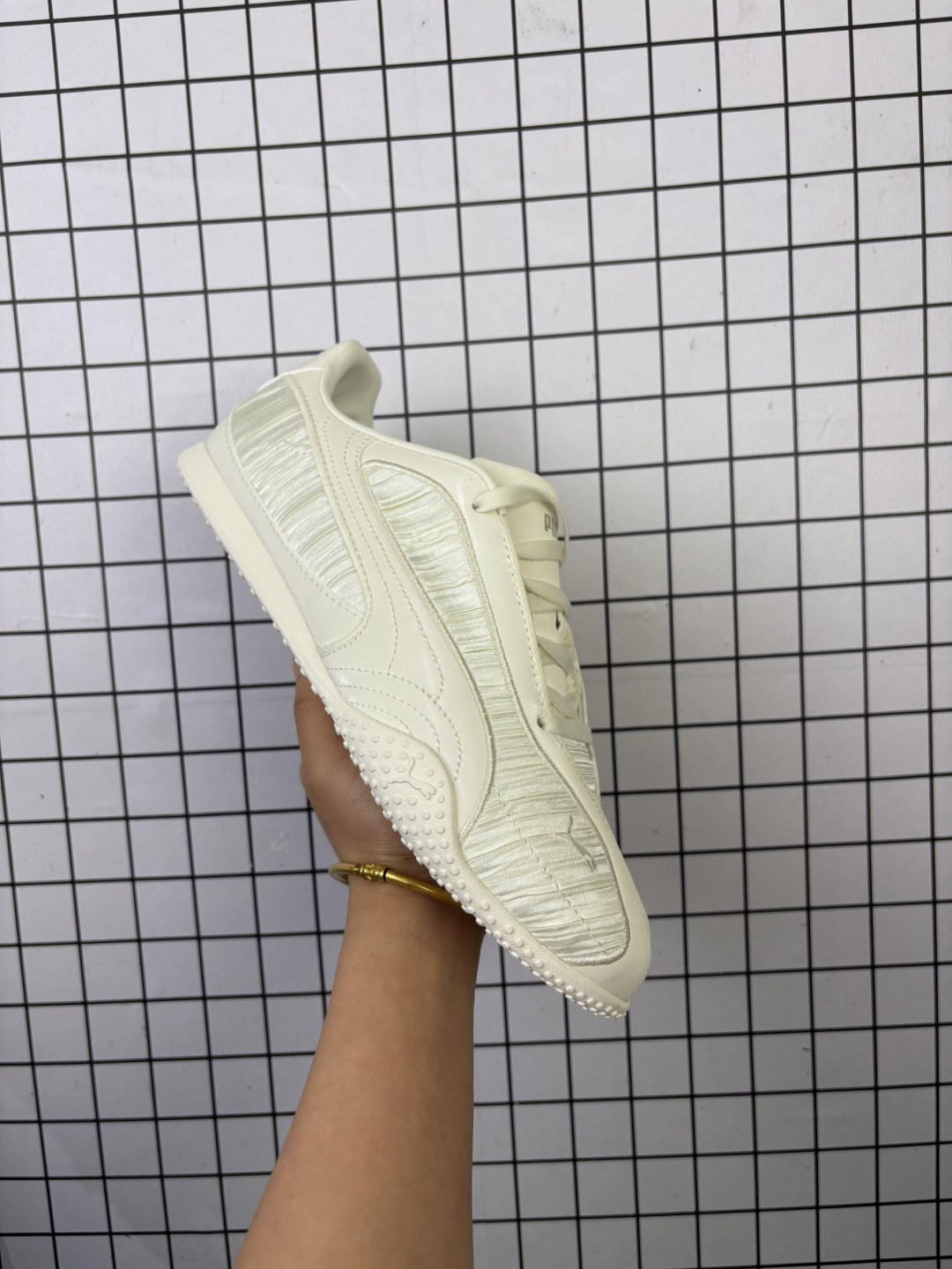 【新品🔥】PUMA彪马 BELLA V2 LEATHER 中国限定时尚百搭 舒适 德训 薄底鞋 耐磨 低帮 生活休闲鞋 新款情侣复古运动鞋男女子德训鞋休闲鞋不对称流动线条感时髦又特别!鞋面用的皮质➕缎面组合,材质质感nice,鞋面更容易打理👍🏻高级感和脚感都拿捏住了!光脚穿也蛮舒服滴👀软到可以对折的程度,出游通勤不累🦶双色拼接,整个鞋型又瘦长又具备未来感,夏天我喜欢搭配一些运动辣妹风小短裙 尊嘟好看!夏天就要穿薄底鞋啊 ￼@得物er-V3F1T4Y9 #薄底鞋统治夏天 #puma薄底新势力 #Bellav2 #flowfit #夏日穿搭 含半码 编码:688