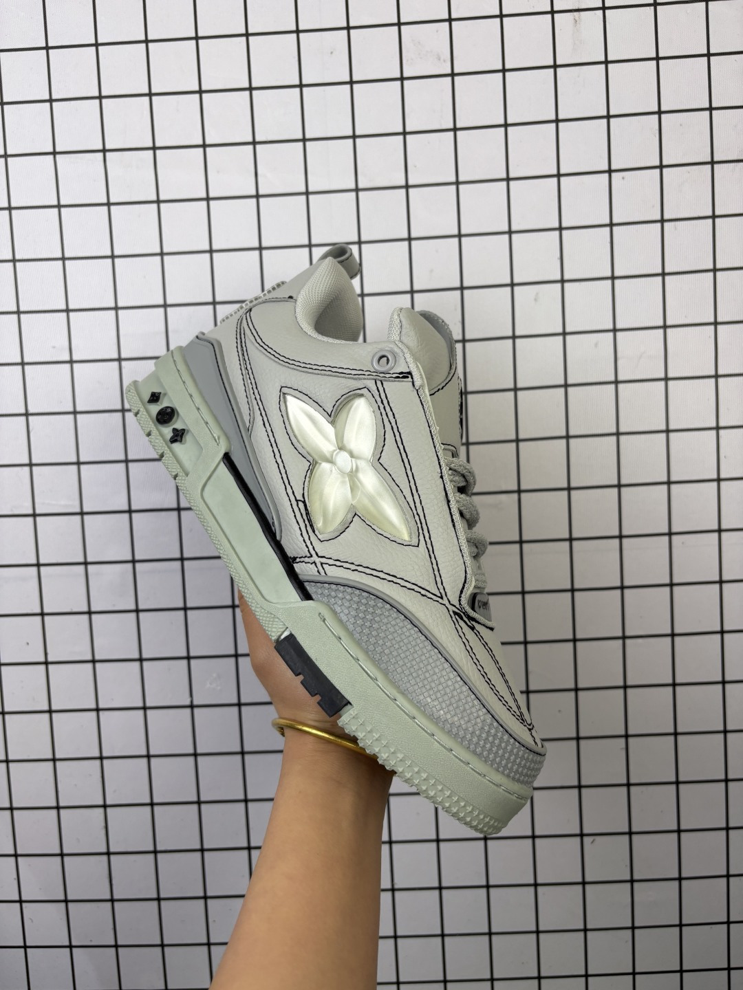 💰125
Louis Vuitton/路易威登 男女鞋配置厚实抽屉礼品鞋盒，采用荔枝纹纤维革组合粒面牛剖革鞋面材质，鞋垫嵌入软脚感EVA物料，外置TPR光泽隔色鞋底❗法国巴黎百年奢侈品牌LV路易威登Louis Vuitton Trainer Sneaker Low 运动系列低帮复古百搭休闲运动文化篮球板鞋 

类型：男女鞋
码数：36 37 38 39 40 41 42 43 44 45
编码：699