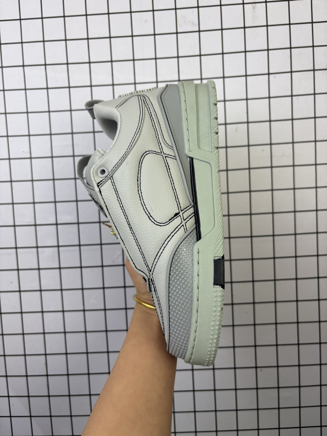 💰125
Louis Vuitton/路易威登 男女鞋配置厚实抽屉礼品鞋盒，采用荔枝纹纤维革组合粒面牛剖革鞋面材质，鞋垫嵌入软脚感EVA物料，外置TPR光泽隔色鞋底❗法国巴黎百年奢侈品牌LV路易威登Louis Vuitton Trainer Sneaker Low 运动系列低帮复古百搭休闲运动文化篮球板鞋 

类型：男女鞋
码数：36 37 38 39 40 41 42 43 44 45
编码：699