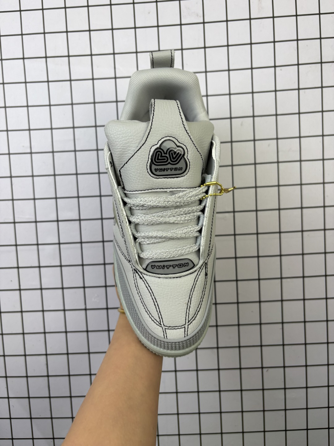 💰125
Louis Vuitton/路易威登 男女鞋配置厚实抽屉礼品鞋盒，采用荔枝纹纤维革组合粒面牛剖革鞋面材质，鞋垫嵌入软脚感EVA物料，外置TPR光泽隔色鞋底❗法国巴黎百年奢侈品牌LV路易威登Louis Vuitton Trainer Sneaker Low 运动系列低帮复古百搭休闲运动文化篮球板鞋 

类型：男女鞋
码数：36 37 38 39 40 41 42 43 44 45
编码：699