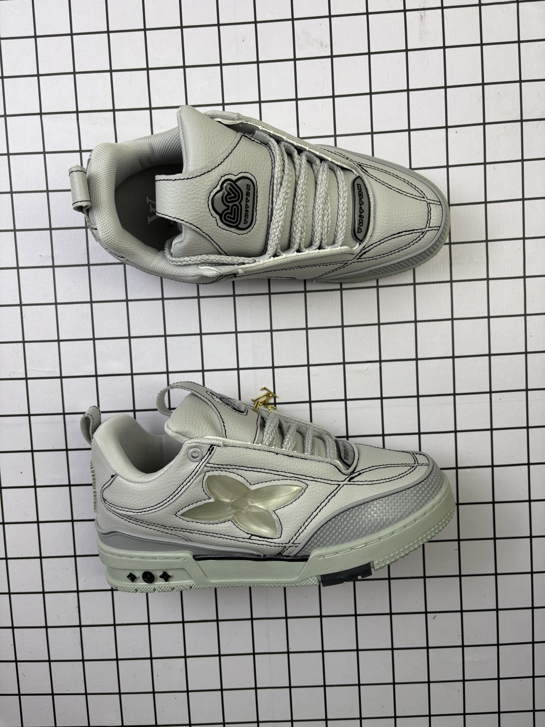 💰125
Louis Vuitton/路易威登 男女鞋配置厚实抽屉礼品鞋盒，采用荔枝纹纤维革组合粒面牛剖革鞋面材质，鞋垫嵌入软脚感EVA物料，外置TPR光泽隔色鞋底❗法国巴黎百年奢侈品牌LV路易威登Louis Vuitton Trainer Sneaker Low 运动系列低帮复古百搭休闲运动文化篮球板鞋 

类型：男女鞋
码数：36 37 38 39 40 41 42 43 44 45
编码：699