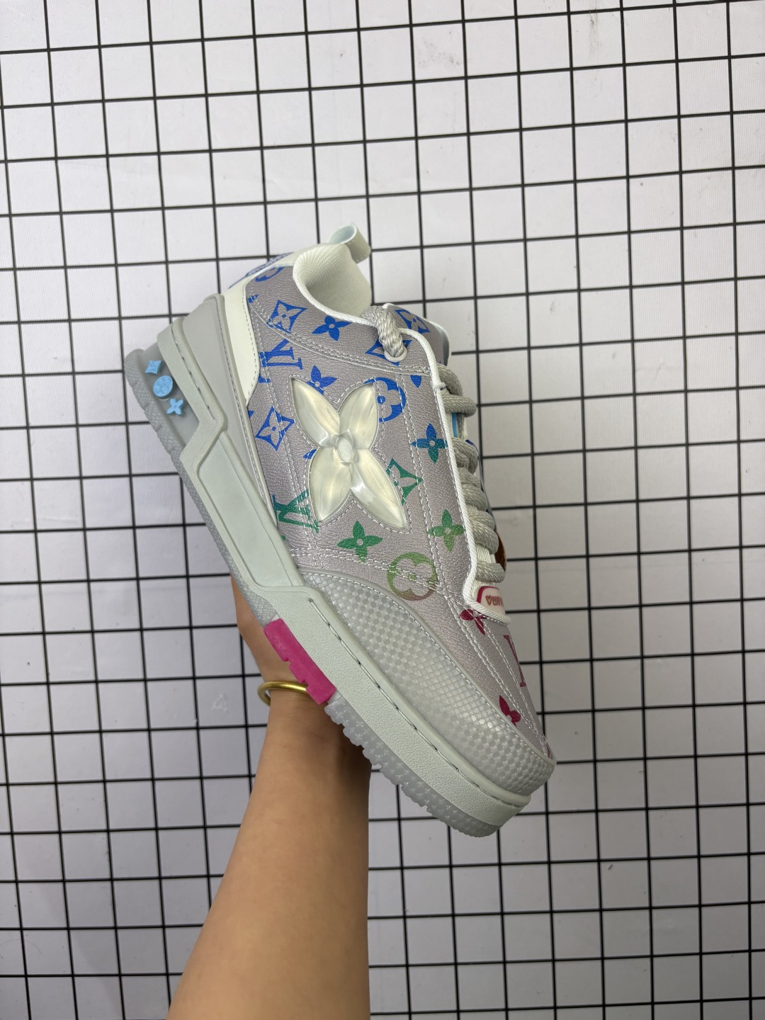 💰150
【公司级】LV Skate Sneaker 路易威登 2025年新款运动板鞋 蛇年限定 春夏秀场初次亮相，此次以粒面牛皮革焕新呈现。加垫鞋领和鞋舌援引滑板鞋设计，科技鞋带和橡胶外底完善整体。粒面牛皮革网面拼接鞋面，橡胶外底，鞋舌和鞋底 后部饰有 LV 标识。

尺码：39-45
编码699