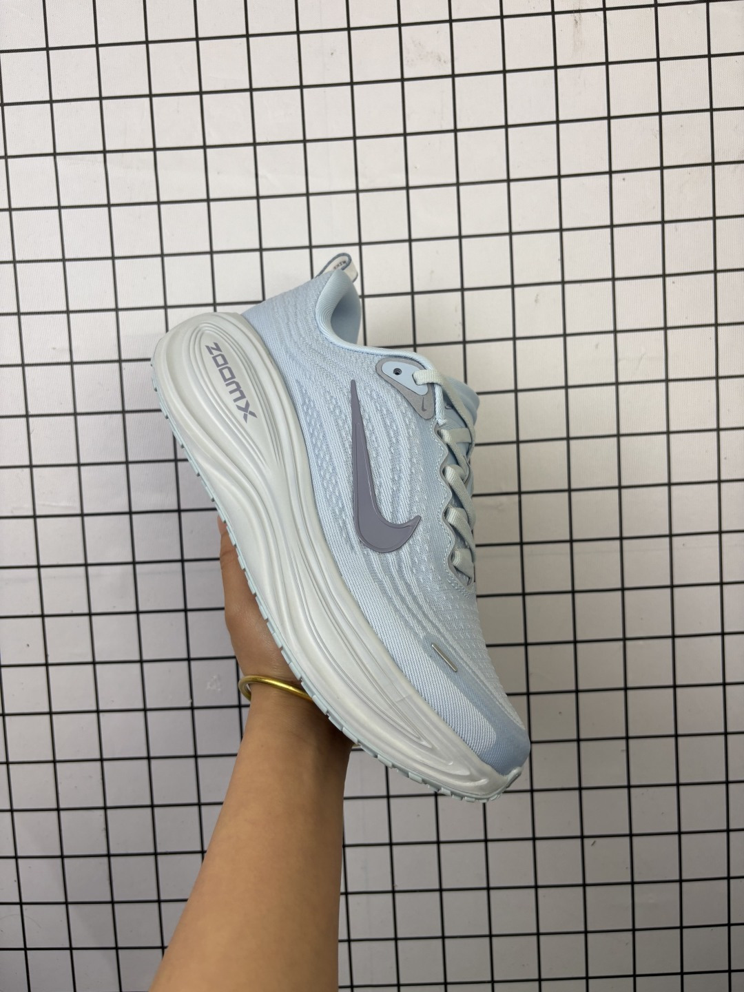 耐克Nike Vomero Plus 反转Swoosh|跑鞋圈新王!厚底增高运动跑步鞋 时尚老爹鞋 这双Vomero Plus真的太绝了!反转Swoosh设计超有个性,缓震像踩云一样舒服,性价比吊打HOKA,跑渣必备啊!该鞋款采用创新设计,致敬Nike Run Club标志,并拥有升级的缓震科技,如ZoomX全大底和加厚后跟.中性色美学和3M反光条设计使其适合夜跑.此外,鞋垫内藏马拉松赛道图,鞋舌透气孔排成NRC字样,是耐克首次在跑鞋上使用反向Swoosh.市场预期该鞋款将成为年度断货王,与HOKA等品牌竞争. 货号: HV8150 含半码 编码: 699