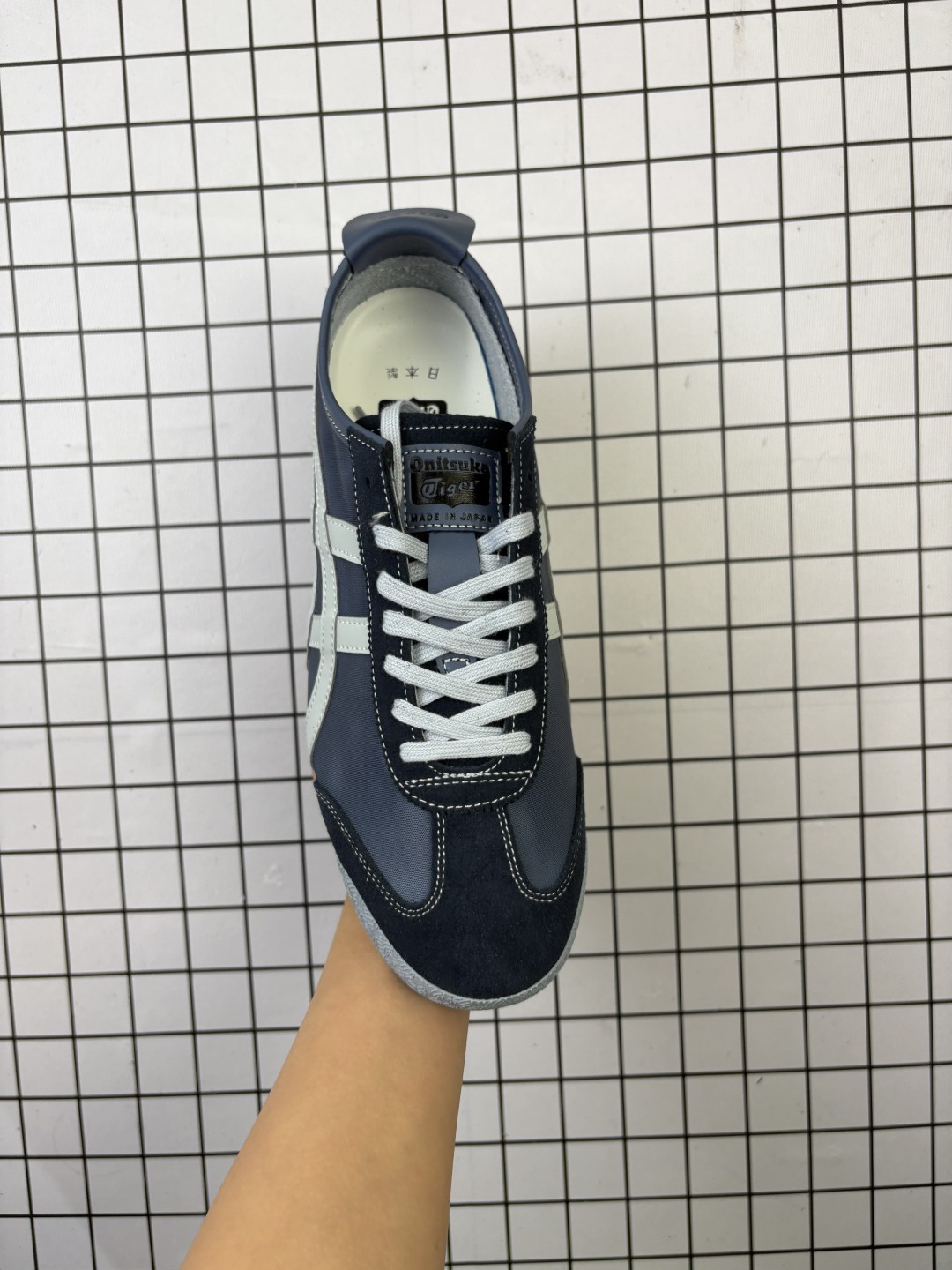 💰120 公司级✅Onitsuka Tiger NIPPON MADE 鬼冢虎手工鞋系列 最高版本MEXICO 66 DELUXE メキシコ 66 デラックス独家!同步官方,手工鞋新款三联吊牌!系带/免系带两用穿法!高密度双层组合中底板,根据楦头形状预定型,完美贴合脚弓!高弹性EVA成型鞋垫,支撑性能强,可以缓冲双足压力,减轻疲劳! 货号:1183C176-020 Size:36 37 37.5 38 39 39.5 40.5 41.5 42 42.5 43.5 44 45 编码768