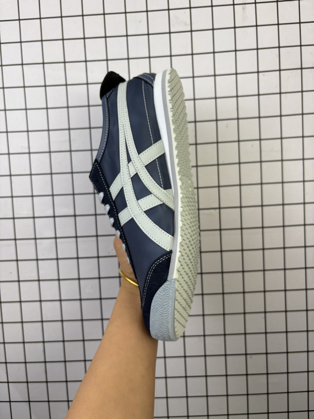 💰120 公司级✅Onitsuka Tiger NIPPON MADE 鬼冢虎手工鞋系列 最高版本MEXICO 66 DELUXE メキシコ 66 デラックス独家!同步官方,手工鞋新款三联吊牌!系带/免系带两用穿法!高密度双层组合中底板,根据楦头形状预定型,完美贴合脚弓!高弹性EVA成型鞋垫,支撑性能强,可以缓冲双足压力,减轻疲劳! 货号:1183C176-020 Size:36 37 37.5 38 39 39.5 40.5 41.5 42 42.5 43.5 44 45 编码768