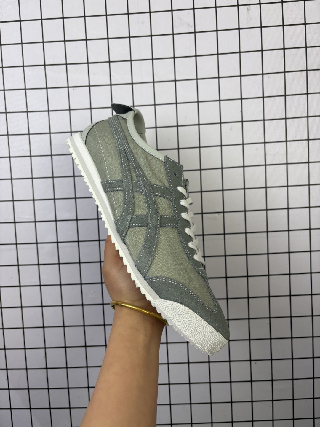 💰120 公司级✅Onitsuka Tiger NIPPON MADE 鬼冢虎手工鞋系列 最高版本MEXICO 66 DELUXE メキシコ 66 デラックス独家!同步官方,手工鞋新款三联吊牌!系带/免系带两用穿法!高密度双层组合中底板,根据楦头形状预定型,完美贴合脚弓!高弹性EVA成型鞋垫,支撑性能强,可以缓冲双足压力,减轻疲劳! 货号:1183C176-020 Size:36 37 37.5 38 39 39.5 40.5 41.5 42 42.5 43.5 44 45 编码768