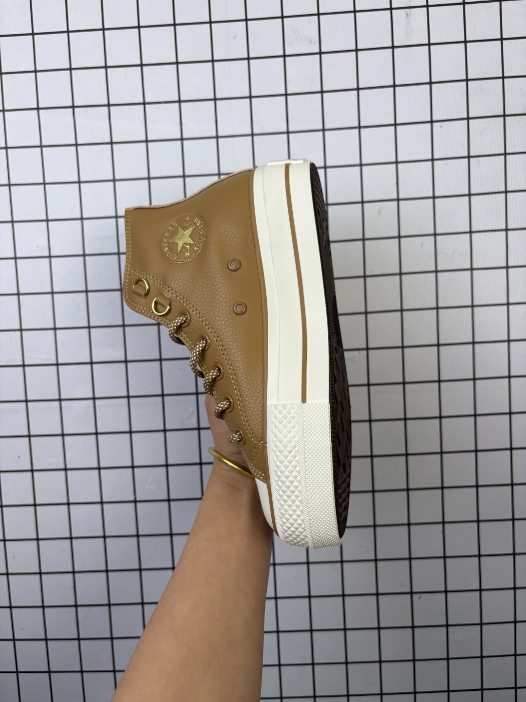 💰110
Converse All Star 匡威 2025年冬季新款 加绒加厚 全明星运动鞋 复古星⭐标高帮休闲运动硫化百搭板鞋 男女鞋经典全皮革鞋学院风学生鞋 。这个系列是匡威最古老的系列了。是匡威品牌公司1908年成立以来就有的了。各路明星、达人街拍的必搭单品。百搭且舒适性较好,橡胶薄底设计,防滑耐磨,轻盈自在。
类型:男女鞋
货号:A09539C
尺码:35-44 含硫化半码
编码648