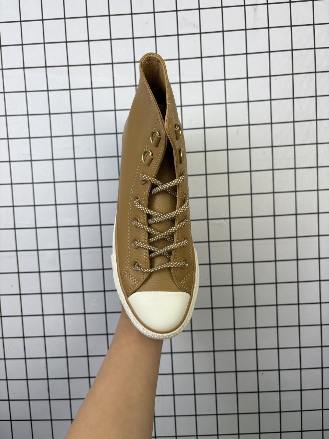 💰110
Converse All Star 匡威 2025年冬季新款 加绒加厚 全明星运动鞋 复古星⭐标高帮休闲运动硫化百搭板鞋 男女鞋经典全皮革鞋学院风学生鞋 。这个系列是匡威最古老的系列了。是匡威品牌公司1908年成立以来就有的了。各路明星、达人街拍的必搭单品。百搭且舒适性较好,橡胶薄底设计,防滑耐磨,轻盈自在。
类型:男女鞋
货号:A09539C
尺码:35-44 含硫化半码
编码648