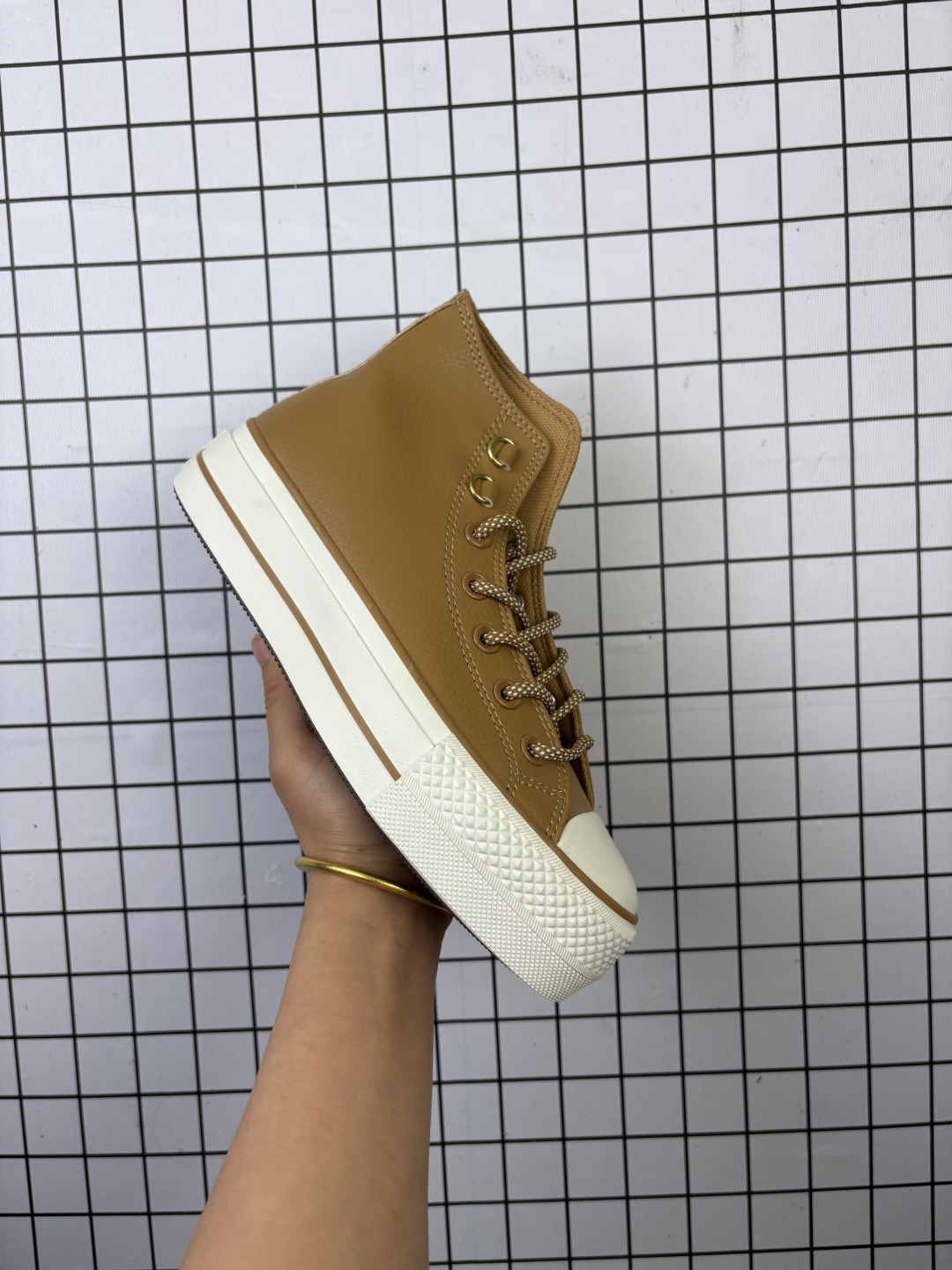 💰110
Converse All Star 匡威 2025年冬季新款 加绒加厚 全明星运动鞋 复古星⭐标高帮休闲运动硫化百搭板鞋 男女鞋经典全皮革鞋学院风学生鞋 。这个系列是匡威最古老的系列了。是匡威品牌公司1908年成立以来就有的了。各路明星、达人街拍的必搭单品。百搭且舒适性较好，橡胶薄底设计，防滑耐磨，轻盈自在。

类型：男女鞋
货号：A09539C
尺码：35-44 含硫化半码 
编码648