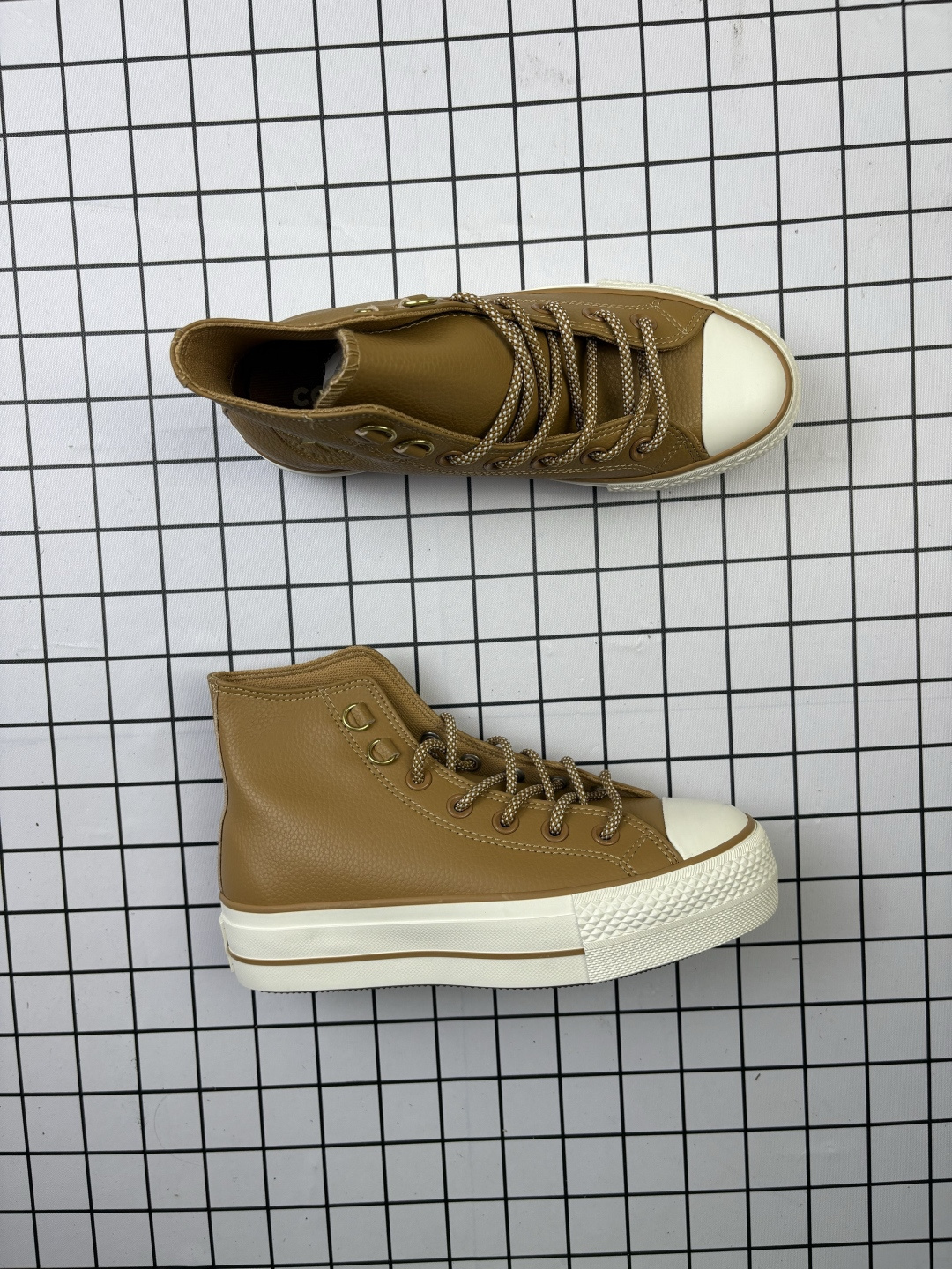 💰110
Converse All Star 匡威 2025年冬季新款 加绒加厚 全明星运动鞋 复古星⭐标高帮休闲运动硫化百搭板鞋 男女鞋经典全皮革鞋学院风学生鞋 。这个系列是匡威最古老的系列了。是匡威品牌公司1908年成立以来就有的了。各路明星、达人街拍的必搭单品。百搭且舒适性较好,橡胶薄底设计,防滑耐磨,轻盈自在。
类型:男女鞋
货号:A09539C
尺码:35-44 含硫化半码
编码648