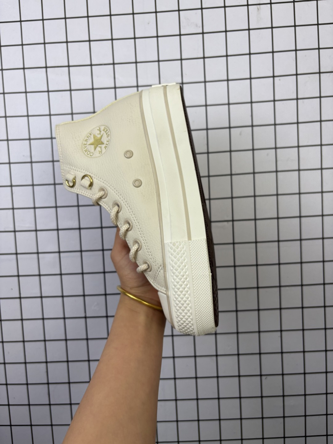 💰110
Converse All Star 匡威 2025年冬季新款 加绒加厚 全明星运动鞋 复古星⭐标高帮休闲运动硫化百搭板鞋 男女鞋经典全皮革鞋学院风学生鞋 。这个系列是匡威最古老的系列了。是匡威品牌公司1908年成立以来就有的了。各路明星、达人街拍的必搭单品。百搭且舒适性较好,橡胶薄底设计,防滑耐磨,轻盈自在。
类型:男女鞋
货号:A09539C
尺码:35-44 含硫化半码
编码648
