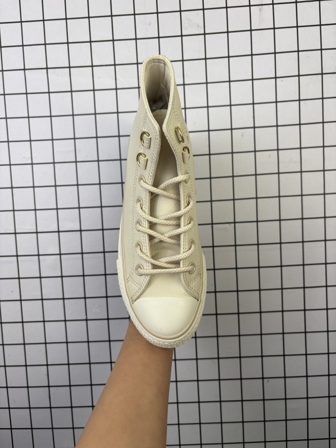 💰110
Converse All Star 匡威 2025年冬季新款 加绒加厚 全明星运动鞋 复古星⭐标高帮休闲运动硫化百搭板鞋 男女鞋经典全皮革鞋学院风学生鞋 。这个系列是匡威最古老的系列了。是匡威品牌公司1908年成立以来就有的了。各路明星、达人街拍的必搭单品。百搭且舒适性较好,橡胶薄底设计,防滑耐磨,轻盈自在。
类型:男女鞋
货号:A09539C
尺码:35-44 含硫化半码
编码648