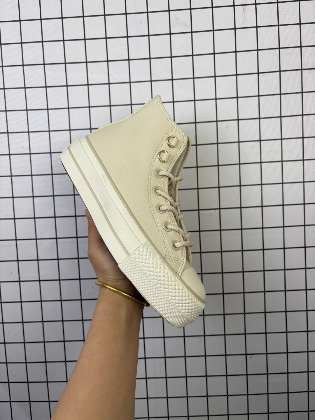 💰110
Converse All Star 匡威 2025年冬季新款 加绒加厚 全明星运动鞋 复古星⭐标高帮休闲运动硫化百搭板鞋 男女鞋经典全皮革鞋学院风学生鞋 。这个系列是匡威最古老的系列了。是匡威品牌公司1908年成立以来就有的了。各路明星、达人街拍的必搭单品。百搭且舒适性较好，橡胶薄底设计，防滑耐磨，轻盈自在。

类型：男女鞋
货号：A09539C
尺码：35-44 含硫化半码 
编码648