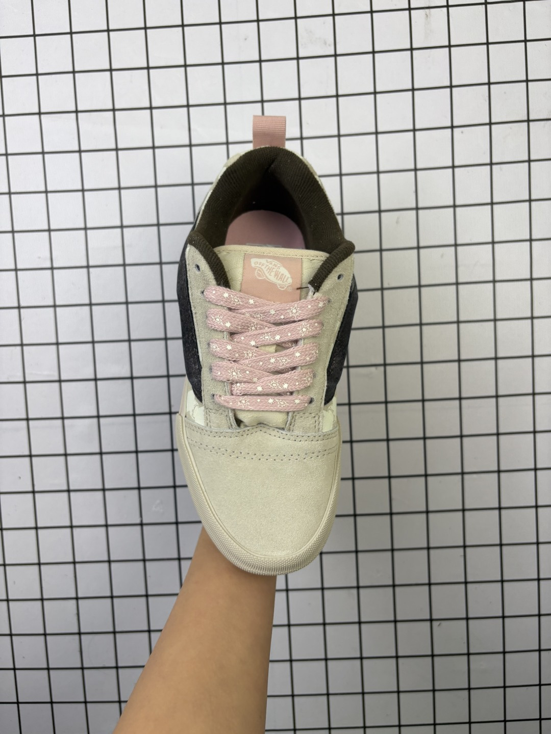 💰120
万斯 Vans Knu-Skool VR3 LX 面包鞋皮革帆布拼接鞋面。坎普尔·茱利安系列低帮复古硫化休闲运动板鞋“肥胖版大LOGO”要说整个2023年最为热门的鞋型之一,「面包鞋」绝对值得一提,几乎每个品牌都推出了专属于自己的「面包鞋」。近期,Vans带回了难得一见的KnuSkool鞋型也是ImranPotato的联名蓝本,并推出了四款全新配色。 第一款配色选择了十分经典的黑白造型打造,更为肥大厚重的鞋身廓形,也让整体视觉效果更加符合当下潮流。鞋身以皮革拼接包裹,保证了质感的优秀,再搭配上白色的中底,整体造型OG气息非常浓郁。
尺码:35-44含硫化半码
编码648