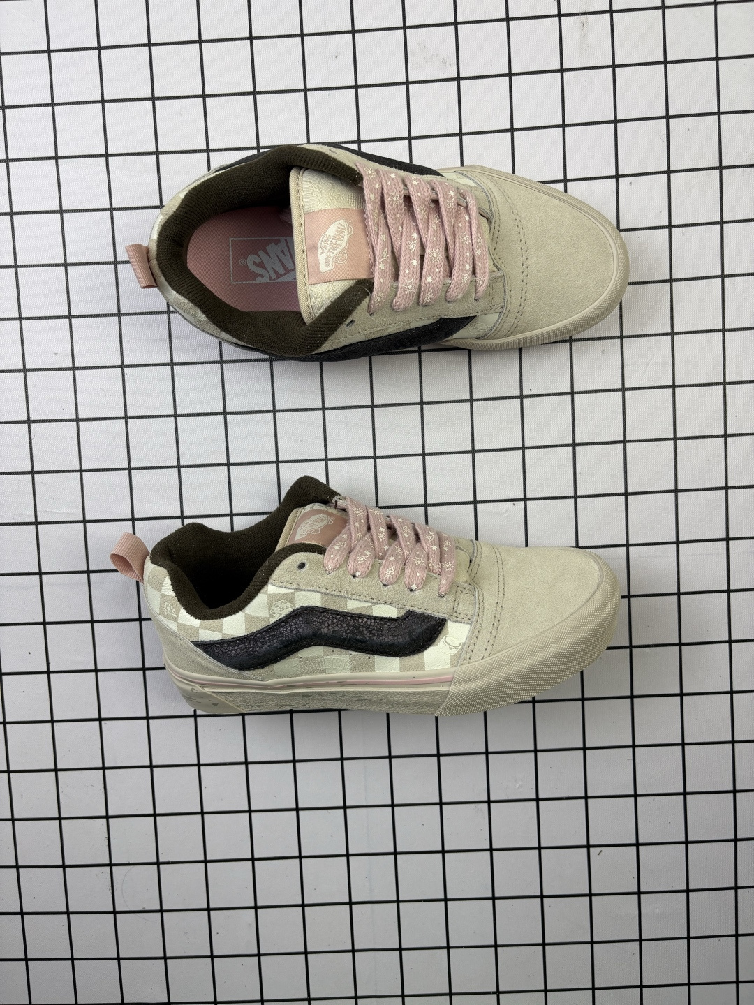 💰120
万斯 Vans Knu-Skool VR3 LX 面包鞋皮革帆布拼接鞋面。坎普尔·茱利安系列低帮复古硫化休闲运动板鞋“肥胖版大LOGO”要说整个2023年最为热门的鞋型之一,「面包鞋」绝对值得一提,几乎每个品牌都推出了专属于自己的「面包鞋」。近期,Vans带回了难得一见的KnuSkool鞋型也是ImranPotato的联名蓝本,并推出了四款全新配色。 第一款配色选择了十分经典的黑白造型打造,更为肥大厚重的鞋身廓形,也让整体视觉效果更加符合当下潮流。鞋身以皮革拼接包裹,保证了质感的优秀,再搭配上白色的中底,整体造型OG气息非常浓郁。
尺码:35-44含硫化半码
编码648