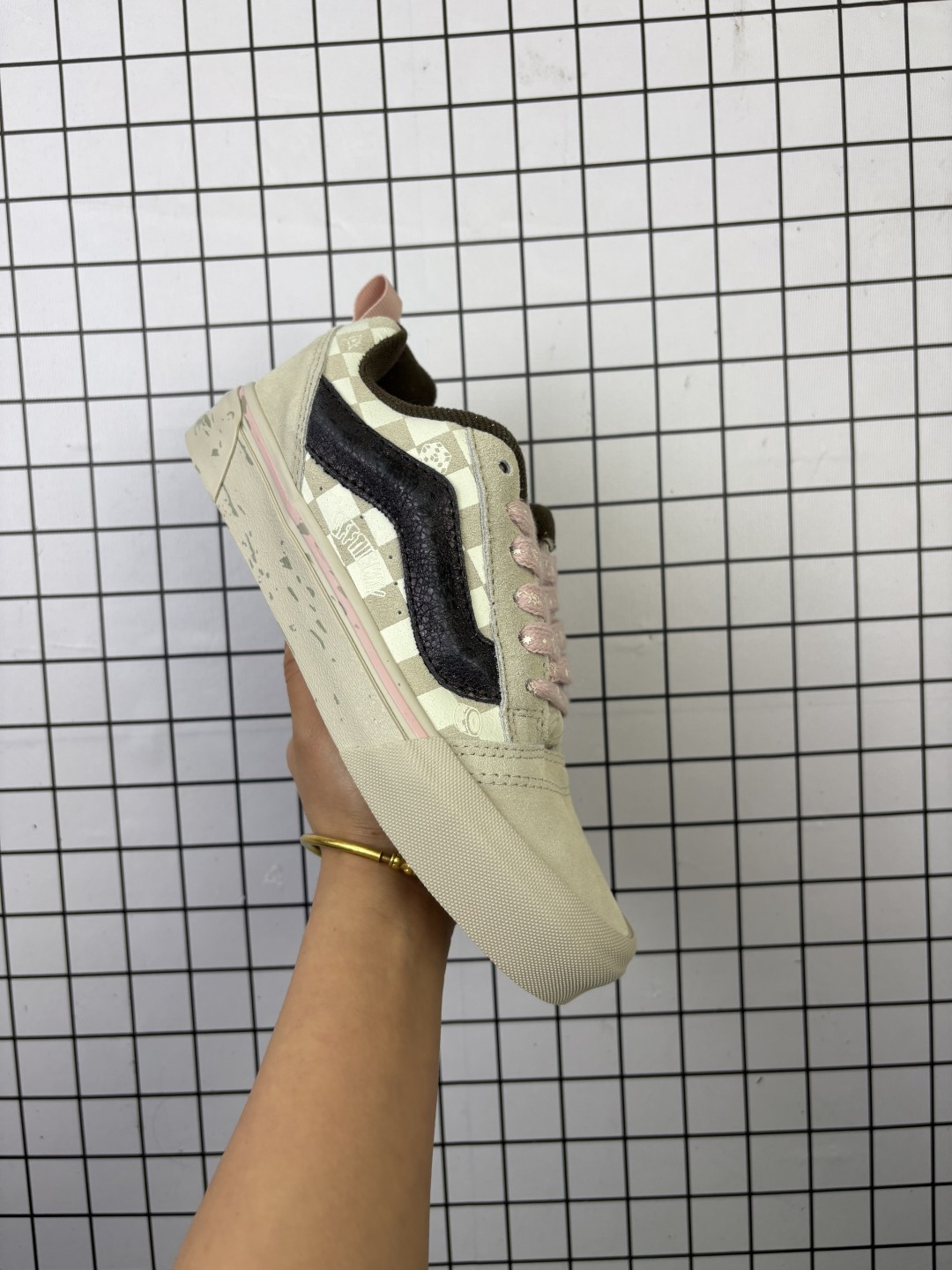 💰120
万斯 Vans Knu-Skool VR3 LX 面包鞋皮革帆布拼接鞋面。坎普尔·茱利安系列低帮复古硫化休闲运动板鞋“肥胖版大LOGO”要说整个2023年最为热门的鞋型之一，「面包鞋」绝对值得一提，几乎每个品牌都推出了专属于自己的「面包鞋」。近期，Vans带回了难得一见的KnuSkool鞋型也是ImranPotato的联名蓝本，并推出了四款全新配色。　第一款配色选择了十分经典的黑白造型打造，更为肥大厚重的鞋身廓形，也让整体视觉效果更加符合当下潮流。鞋身以皮革拼接包裹，保证了质感的优秀，再搭配上白色的中底，整体造型OG气息非常浓郁。

尺码：35-44含硫化半码
编码648