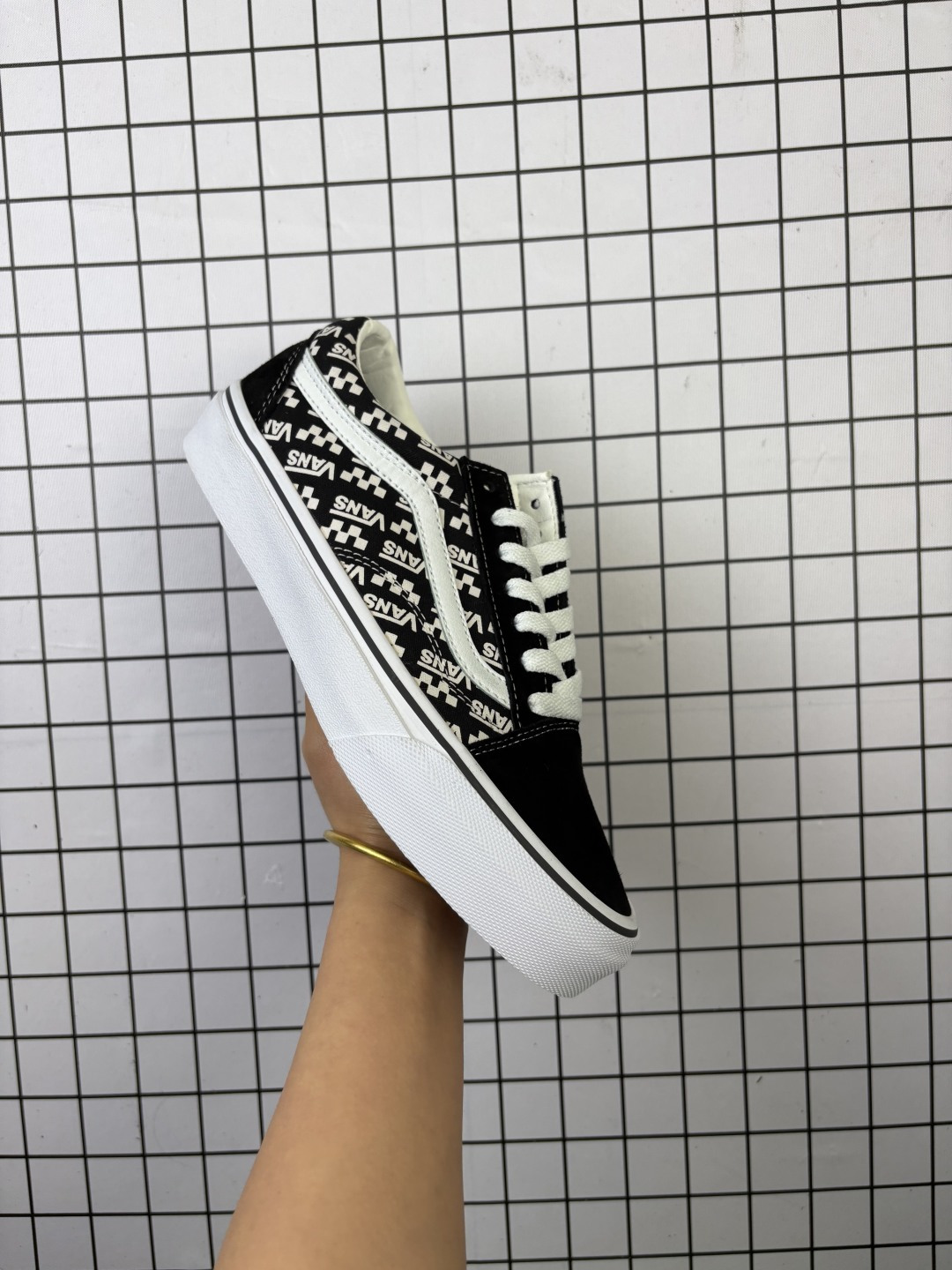 💰100
万斯 Vans OG OId Skool百搭休闲低帮运动滑板鞋 。其实Style 36就是现在风靡潮流的Vans鞋款Old Skool的OG版本。历经岁月洗礼的复古风格，整体鞋型更加修长，鞋头更加窄小，显得更为精致，复古气息更加浓郁，深受潮流人士的喜爱和追捧。

尺码：35-44含硫化半码
编码648