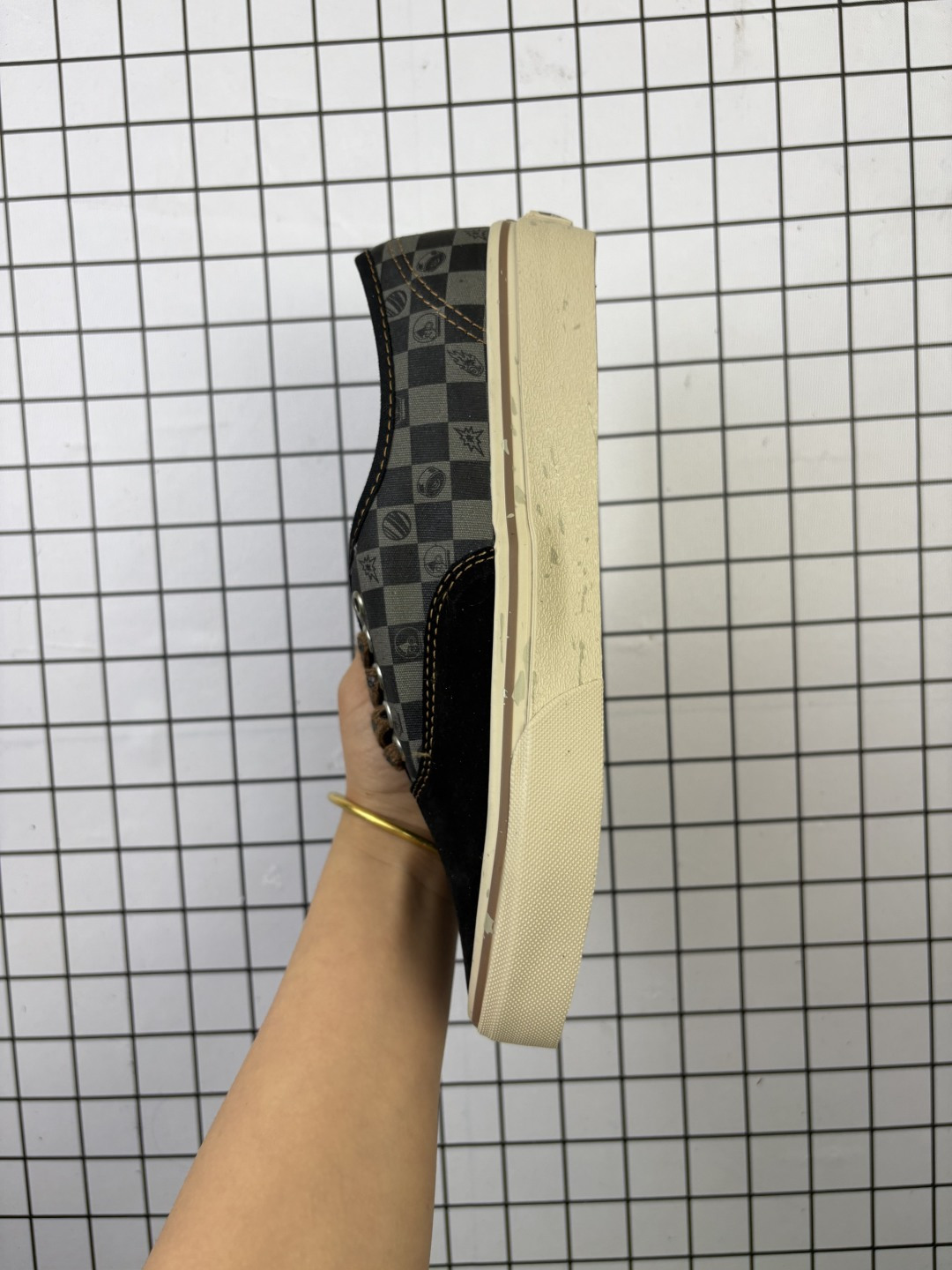 💰120
万斯 VANS × 泡泡玛特 POP MART
此次合作以“保持想象,不断探索”为主题,通过 SPACE MOLLY 形象演绎 Authentic、Old Skool 与 Knu Skool 三款经典鞋型。
Authentic 鞋款采用黑色为主调,鞋头麂皮部位压印硕大 SPACE MOLLY Logo,该标识亦以联名吊牌形式呈现。大底饰有破碎滑板图案,鞋身后段将经典棋盘格与 MOLLY 形象结合,打造充满童趣的印花设计。
货号:VN000EGAQ3Y
Size:35~44
编码648