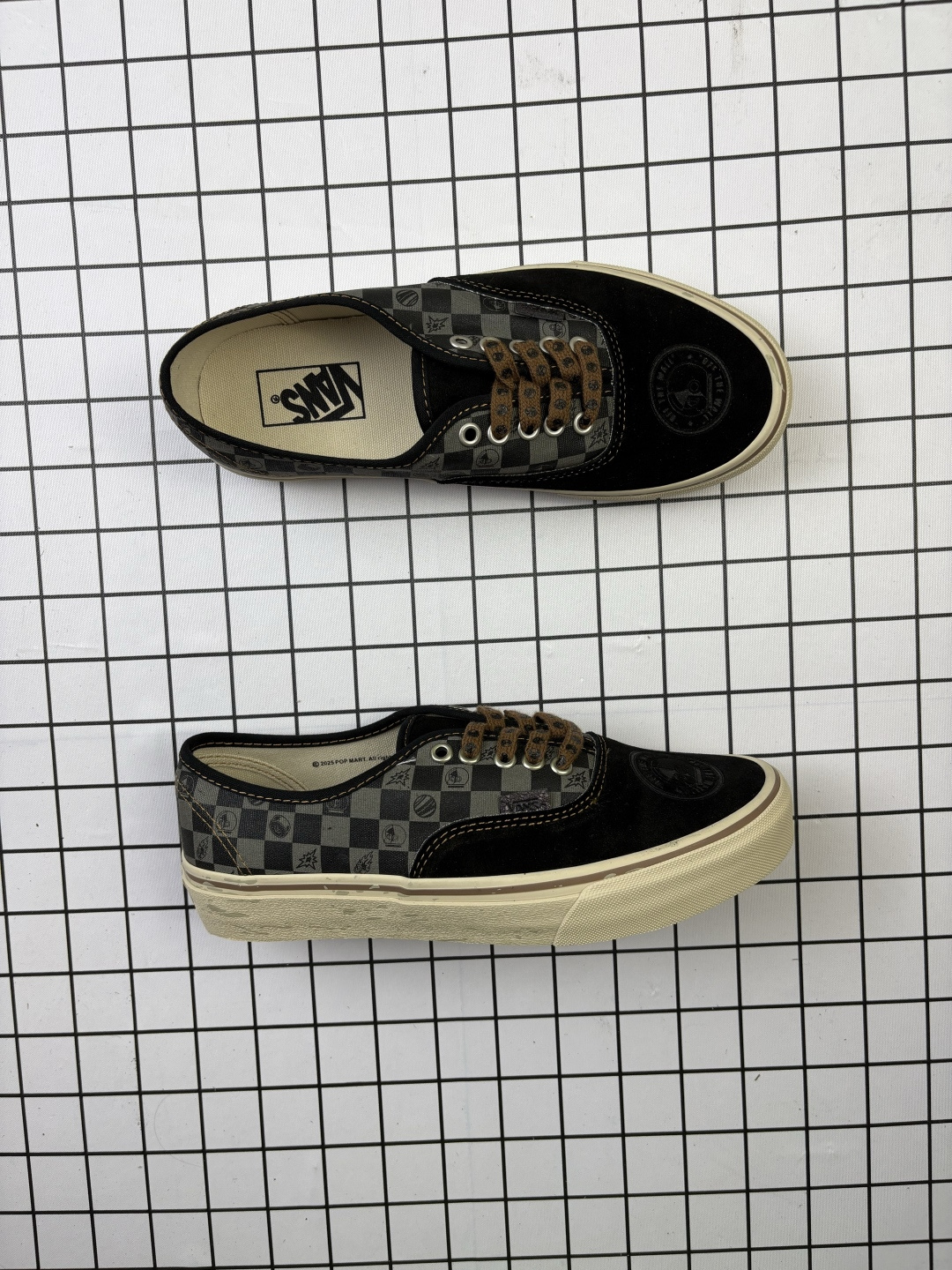 💰120
万斯 VANS × 泡泡玛特 POP MART
此次合作以“保持想象,不断探索”为主题,通过 SPACE MOLLY 形象演绎 Authentic、Old Skool 与 Knu Skool 三款经典鞋型。
Authentic 鞋款采用黑色为主调,鞋头麂皮部位压印硕大 SPACE MOLLY Logo,该标识亦以联名吊牌形式呈现。大底饰有破碎滑板图案,鞋身后段将经典棋盘格与 MOLLY 形象结合,打造充满童趣的印花设计。
货号:VN000EGAQ3Y
Size:35~44
编码648