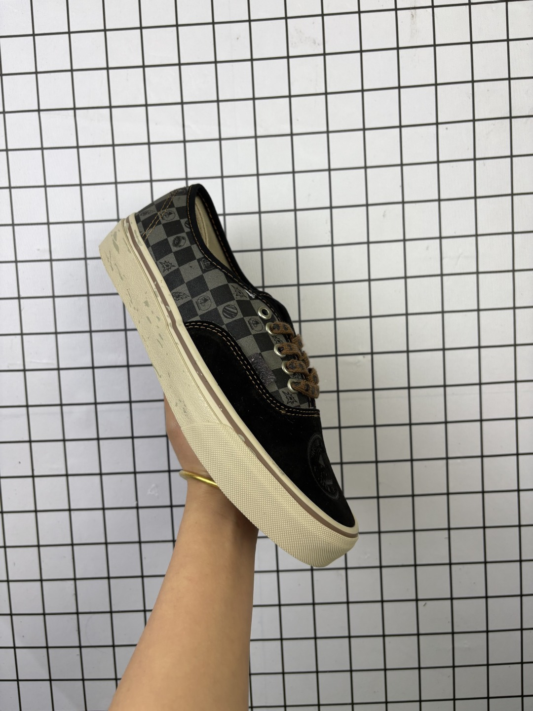 💰120 
万斯 VANS × 泡泡玛特 POP MART
此次合作以“保持想象，不断探索”为主题，通过 SPACE MOLLY 形象演绎 Authentic、Old Skool 与 Knu Skool 三款经典鞋型。
   Authentic 鞋款采用黑色为主调，鞋头麂皮部位压印硕大 SPACE MOLLY Logo，该标识亦以联名吊牌形式呈现。大底饰有破碎滑板图案，鞋身后段将经典棋盘格与 MOLLY 形象结合，打造充满童趣的印花设计。
货号:VN000EGAQ3Y
Size:35～44
编码648