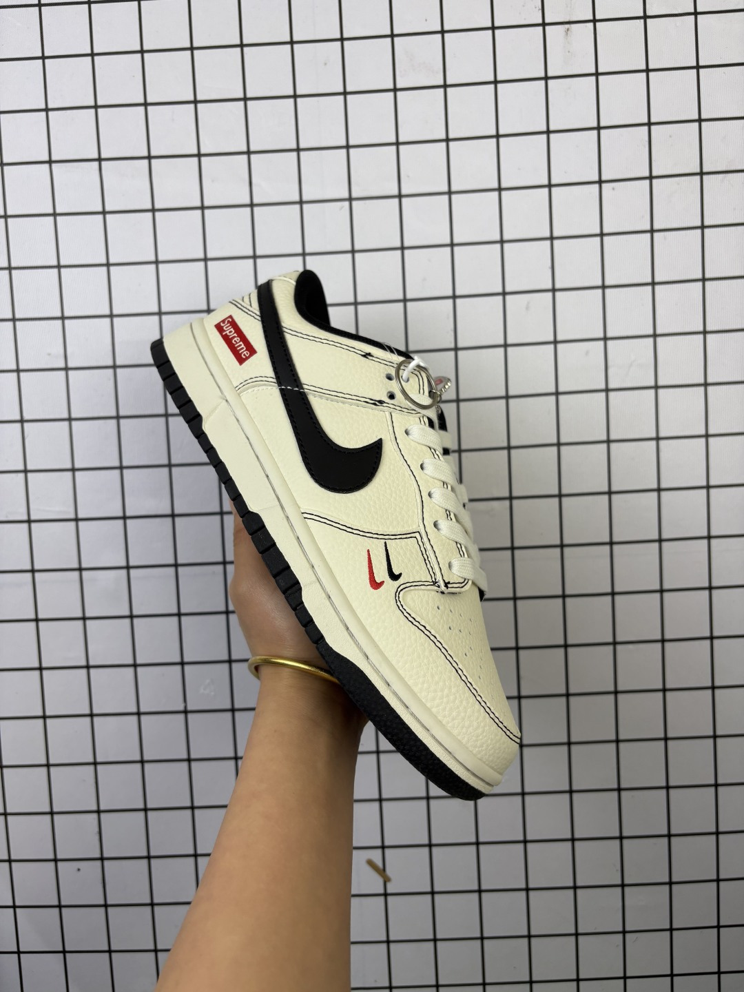 💰120
Nike/耐克  男女鞋真标半码制，全新2021版更新数据窄楦翘头版型，采用粒面牛剖革鞋面材质，缜密拉帮中底布，鞋垫嵌EVA缓震物料及背胶，全新窄版翘头耐磨橡胶大底❗️创意定制联名配色,经典美系街头品牌-至高无上Supreme x Nike By You SB Dunk Low Retro SP扣篮系列低帮休闲运动滑板板鞋“Sup米白双钩红黑车线 XX2025-316

类型：男女鞋
码数：36 37 38 39 40 41 42 43 44 45
编码头H