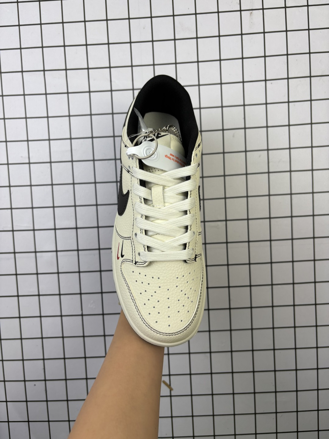 💰120
Nike/耐克  男女鞋真标半码制，全新2021版更新数据窄楦翘头版型，采用粒面牛剖革鞋面材质，缜密拉帮中底布，鞋垫嵌EVA缓震物料及背胶，全新窄版翘头耐磨橡胶大底❗️创意定制联名配色,经典美系街头品牌-至高无上Supreme x Nike By You SB Dunk Low Retro SP扣篮系列低帮休闲运动滑板板鞋“Sup米白双钩红黑车线 XX2025-316

类型：男女鞋
码数：36 37 38 39 40 41 42 43 44 45
编码头H