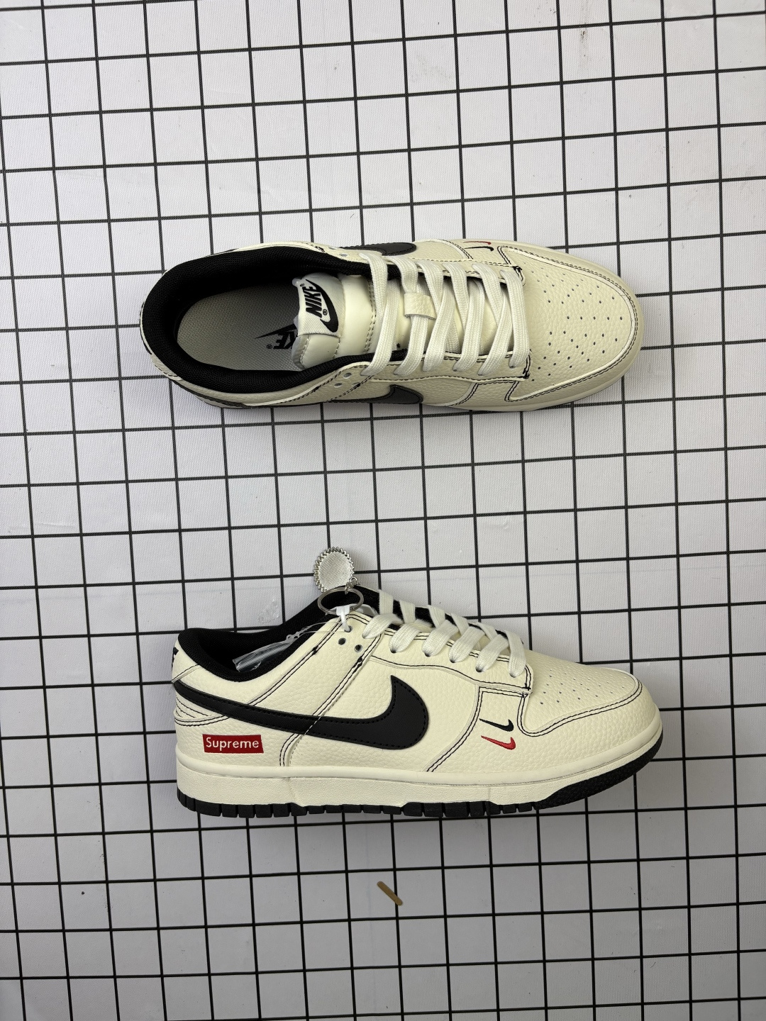 💰120
Nike/耐克  男女鞋真标半码制，全新2021版更新数据窄楦翘头版型，采用粒面牛剖革鞋面材质，缜密拉帮中底布，鞋垫嵌EVA缓震物料及背胶，全新窄版翘头耐磨橡胶大底❗️创意定制联名配色,经典美系街头品牌-至高无上Supreme x Nike By You SB Dunk Low Retro SP扣篮系列低帮休闲运动滑板板鞋“Sup米白双钩红黑车线 XX2025-316

类型：男女鞋
码数：36 37 38 39 40 41 42 43 44 45
编码头H