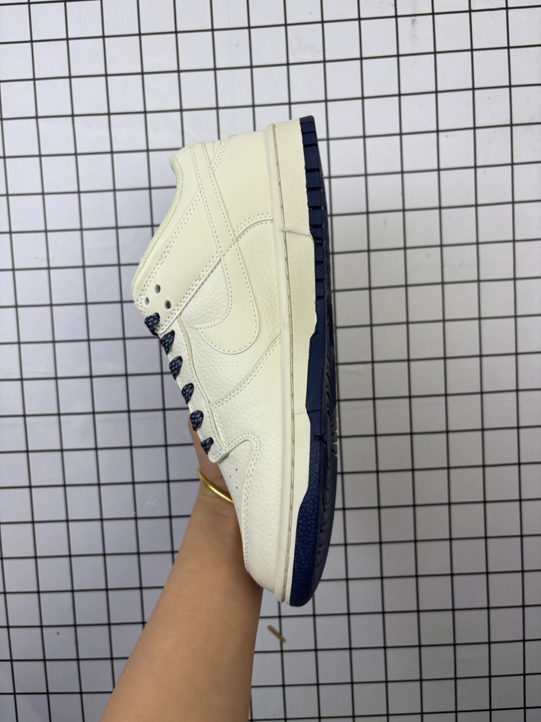 💰120
Nike/耐克  男女鞋真标半码制，全新2021版更新数据窄楦翘头版型，采用粒面牛剖革鞋面材质，缜密拉帮中底布，鞋垫嵌EVA缓震物料及背胶，全新窄版翘头耐磨橡胶大底❗️创意定制联名配色,经典美系街头品牌-至高无上Supreme x Nike By You SB Dunk Low Retro SP扣篮系列低帮休闲运动滑板板鞋“Sup米白双钩红黑车线 XX2025-316

类型：男女鞋
码数：36 37 38 39 40 41 42 43 44 45
编码头H