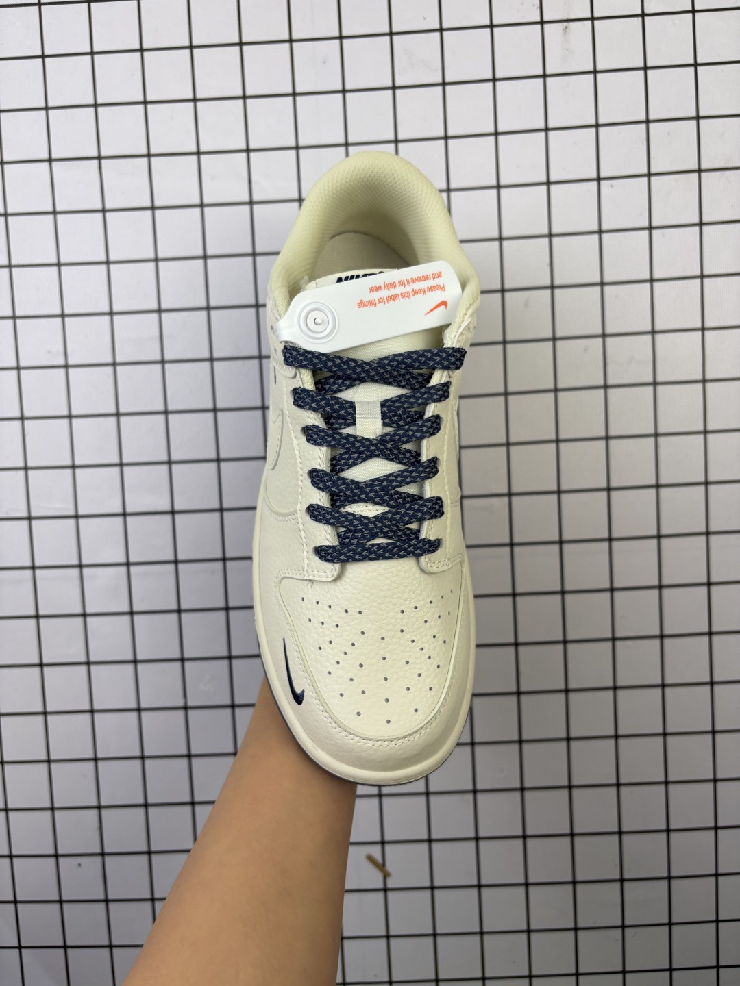 💰120
Nike/耐克  男女鞋真标半码制，全新2021版更新数据窄楦翘头版型，采用粒面牛剖革鞋面材质，缜密拉帮中底布，鞋垫嵌EVA缓震物料及背胶，全新窄版翘头耐磨橡胶大底❗️创意定制联名配色,经典美系街头品牌-至高无上Supreme x Nike By You SB Dunk Low Retro SP扣篮系列低帮休闲运动滑板板鞋“Sup米白双钩红黑车线 XX2025-316

类型：男女鞋
码数：36 37 38 39 40 41 42 43 44 45
编码头H