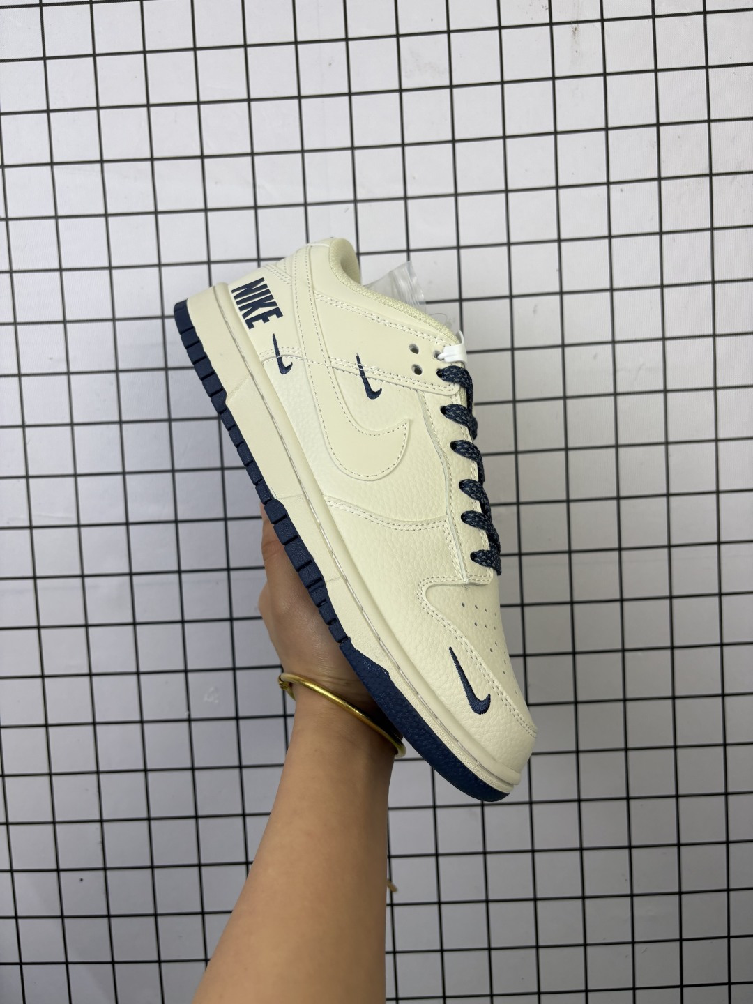 💰120
Nike/耐克  男女鞋真标半码制，全新2021版更新数据窄楦翘头版型，采用粒面牛剖革鞋面材质，缜密拉帮中底布，鞋垫嵌EVA缓震物料及背胶，全新窄版翘头耐磨橡胶大底❗️创意定制联名配色,经典美系街头品牌-至高无上Supreme x Nike By You SB Dunk Low Retro SP扣篮系列低帮休闲运动滑板板鞋“Sup米白双钩红黑车线 XX2025-316

类型：男女鞋
码数：36 37 38 39 40 41 42 43 44 45
编码头H