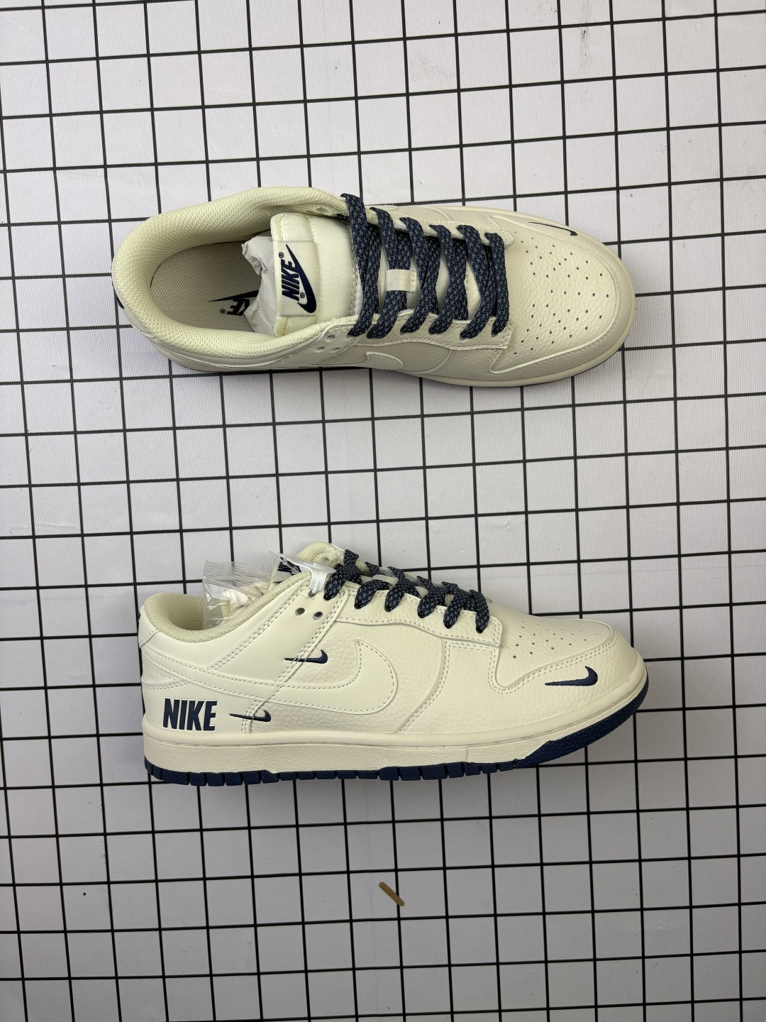💰120
Nike/耐克  男女鞋真标半码制，全新2021版更新数据窄楦翘头版型，采用粒面牛剖革鞋面材质，缜密拉帮中底布，鞋垫嵌EVA缓震物料及背胶，全新窄版翘头耐磨橡胶大底❗️创意定制联名配色,经典美系街头品牌-至高无上Supreme x Nike By You SB Dunk Low Retro SP扣篮系列低帮休闲运动滑板板鞋“Sup米白双钩红黑车线 XX2025-316

类型：男女鞋
码数：36 37 38 39 40 41 42 43 44 45
编码头H